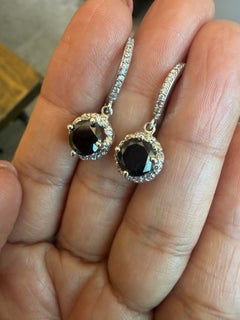Orecchini pendenti in oro bianco con diamante nero da 3.14 carati