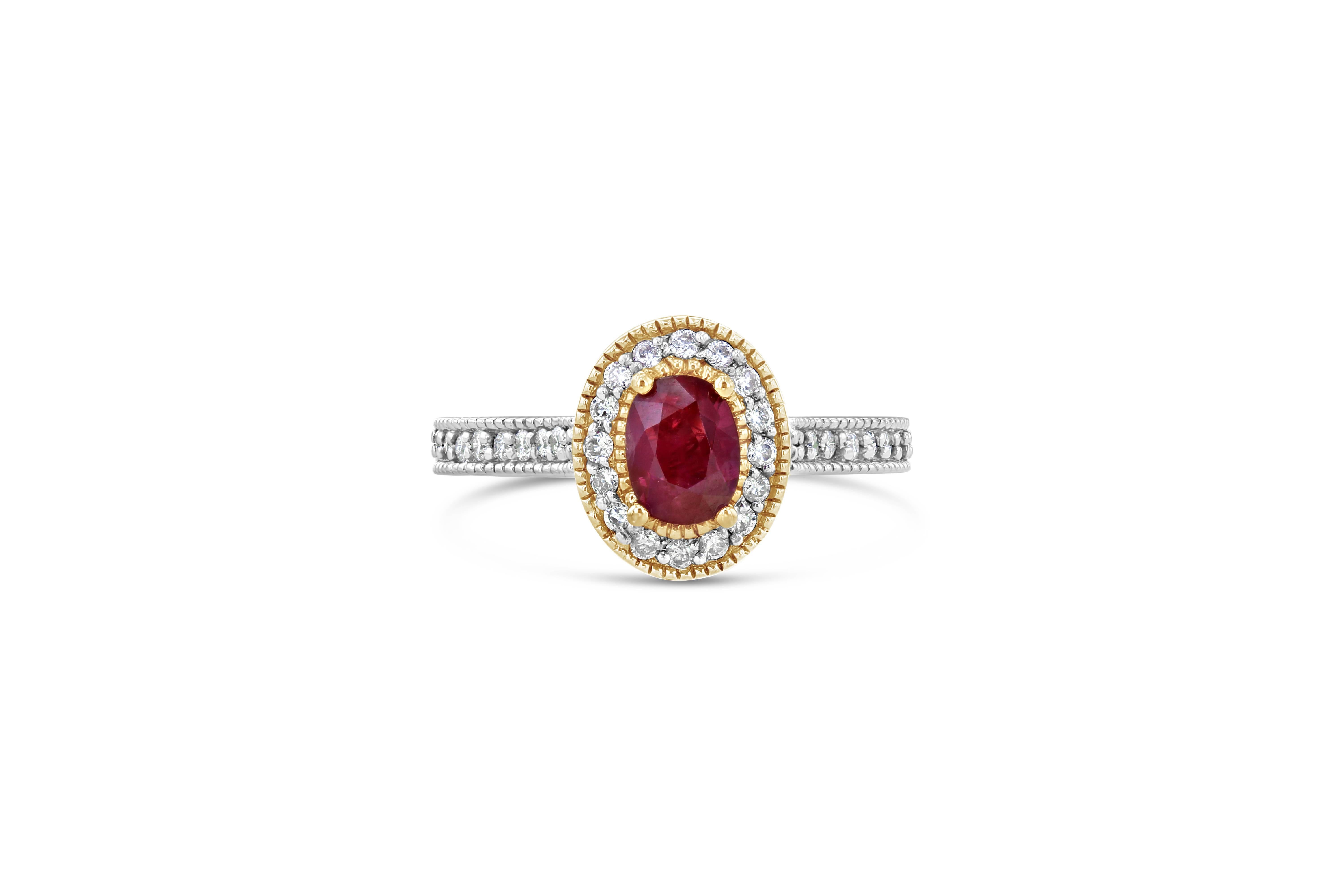 Cette bague classique en halo de rubis est une véritable beauté qui peut représenter des fiançailles dans le monde moderne d'aujourd'hui. Le rubis pèse 0,77 carat et les 32 diamants de taille ronde pèsent 0,43 carat. Le Rubis a pour origine la