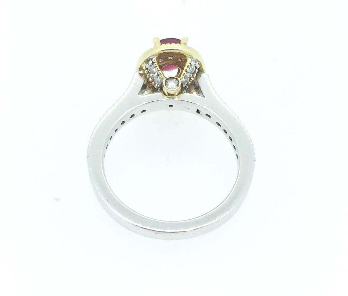 Taille ovale Bague de fiançailles en or 14 carats avec halo de diamants et rubis de Birmanie de 1,20 carat en vente