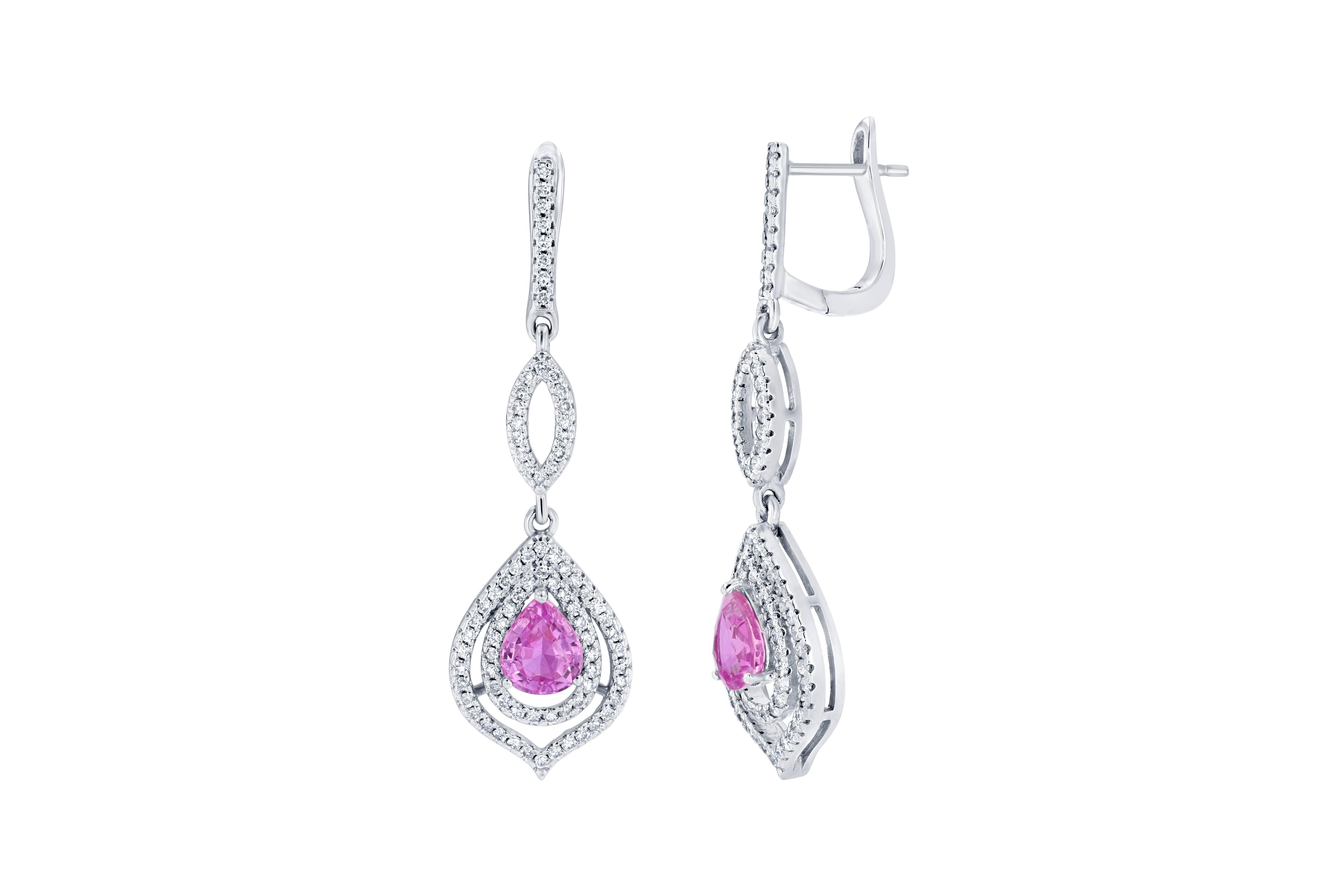 Es gibt 2 rosa Saphire im Birnenschliff, die 2,05 Karat wiegen und von 164 Diamanten im Rundschliff umgeben sind, die 0,85 Karat wiegen.  Die Ohrringe sind aus 14 Karat Weißgold gefertigt und wiegen ungefähr 6,7 Gramm.  Die Länge der Ohrringe