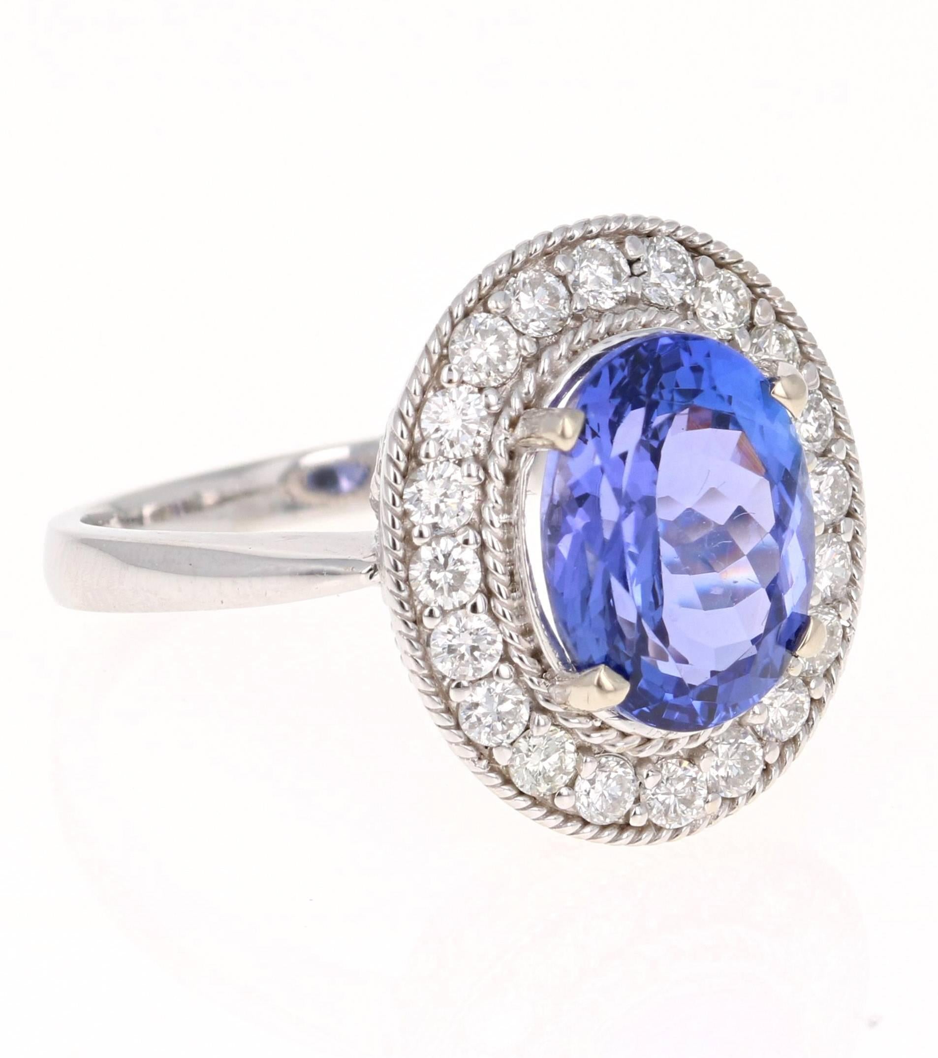 Cette magnifique bague en diamant tanzanite a pour pierre centrale une tanzanite de taille ovale de 3,63 carats et 20 diamants de taille ronde pesant 0,64 carat. Le cadre d'inspiration victorienne a un aspect antique qui lui confère une allure