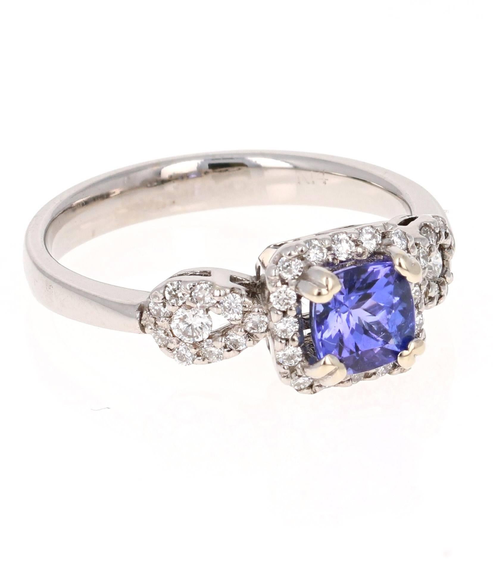 Cette jolie bague en diamant tanzanite a pour pierre centrale une tanzanite carrée de 0,79 carat taillée en coussin et 35 diamants de taille ronde pesant 0,31 carat. Le poids total en carats de la bague est de 1,10 carats.
 Il est délicatement