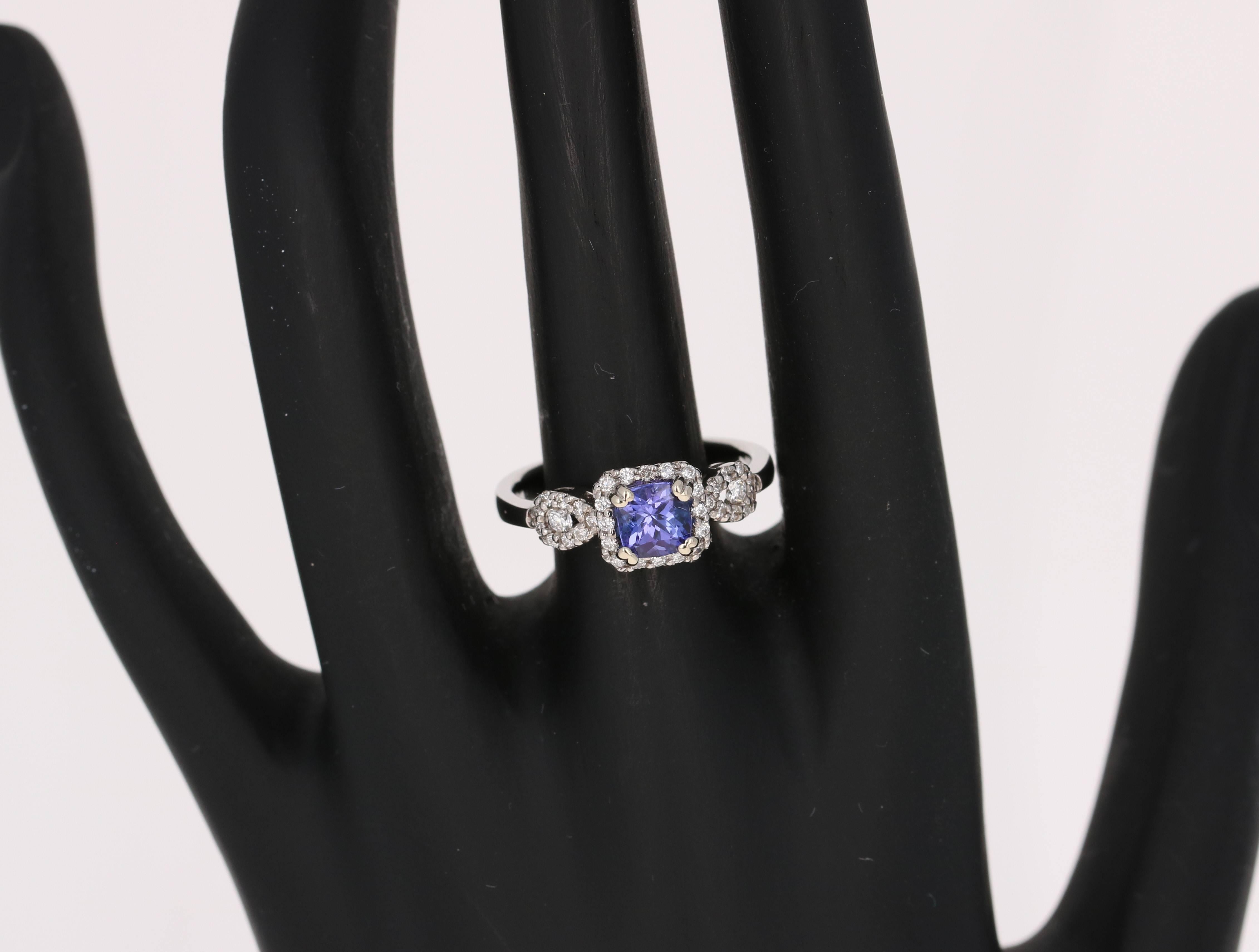 Taille coussin Bague promesse en or blanc 14 carats avec tanzanite de 1,10 carat et diamants en vente