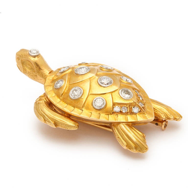 1940s Diamond Gold Turtle Brooch In Excellent Condition For Sale In New York, NY