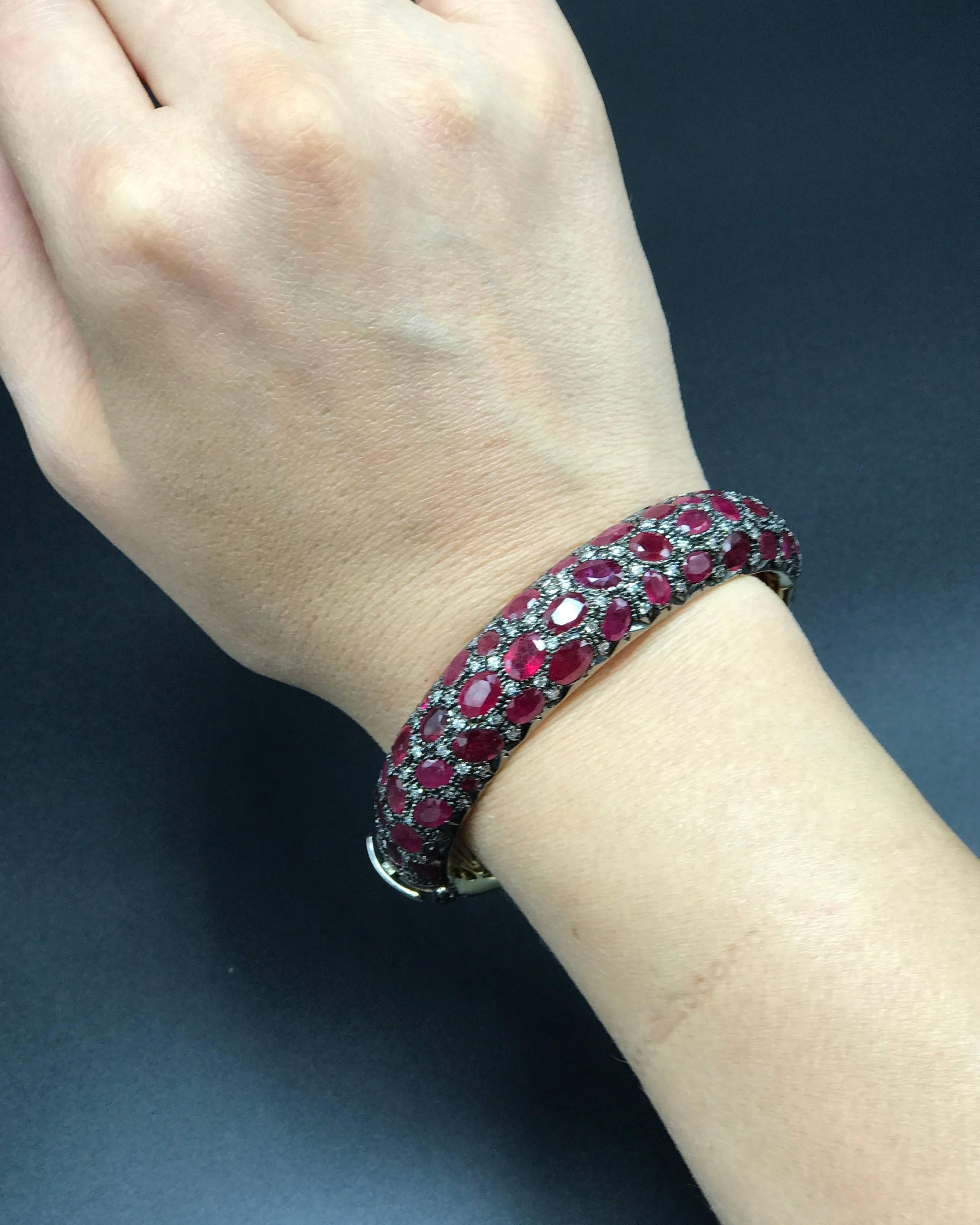 African Ruby and White Diamond Pave Gold Bangle Bracelet In New Condition For Sale In New York, NY