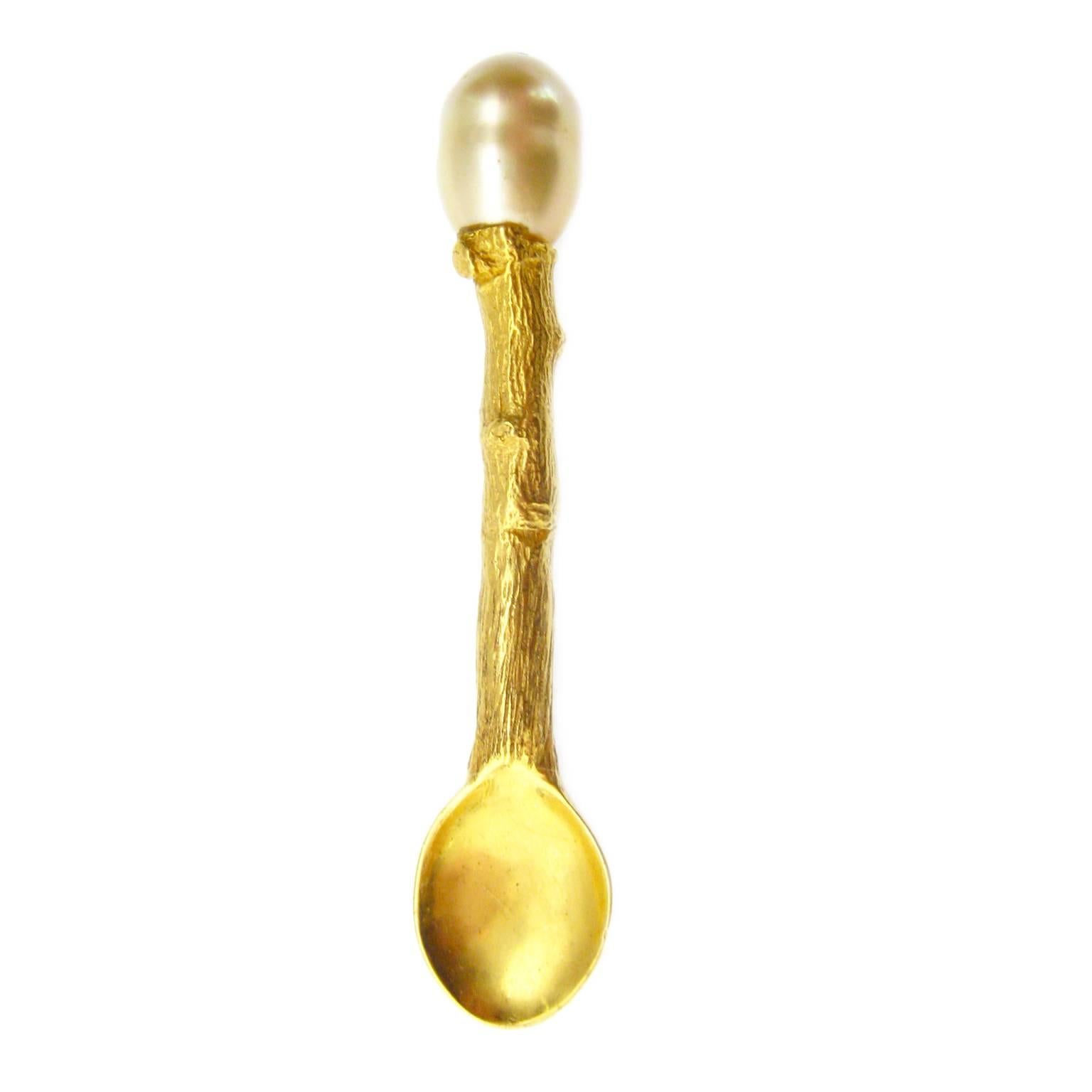 A gorgeous addition to any fashionable table, or accent to the K. Brunini salt cellar, is this delicate salt spoon in 18K yellow gold with a South Sea pearl. From the K. Brunini Object d'Art collection comes this nature-inspired and uniquely