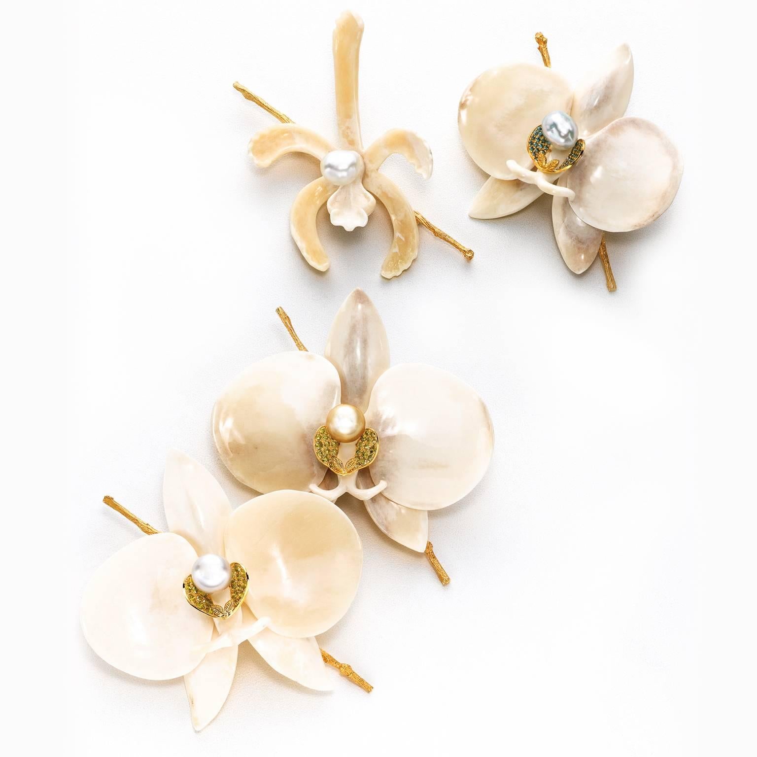 K. Brunini, Orchideenbrosche aus geschnitztem Knochen, Diamanten und Südseeperlen, 18 Karat Gold  für Damen oder Herren im Angebot