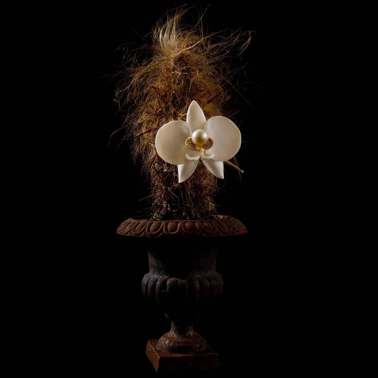 K. Brunini, Orchideenbrosche aus geschnitztem Knochen, Diamanten und Südseeperlen, 18 Karat Gold  im Angebot 1