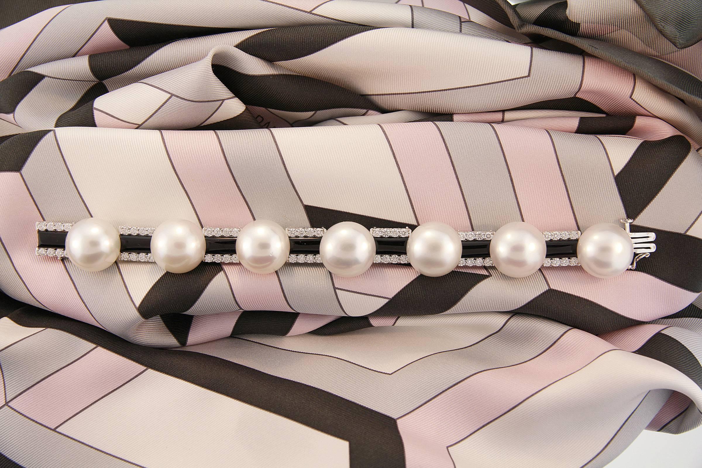 This sophisticated bracelet features seven large Australian South Sea pearls separated by seven transversal motifs in white gold.
The untreated South Sea pearls all range between 16mm and 17mm in diameter. They display a beautiful nacre and their