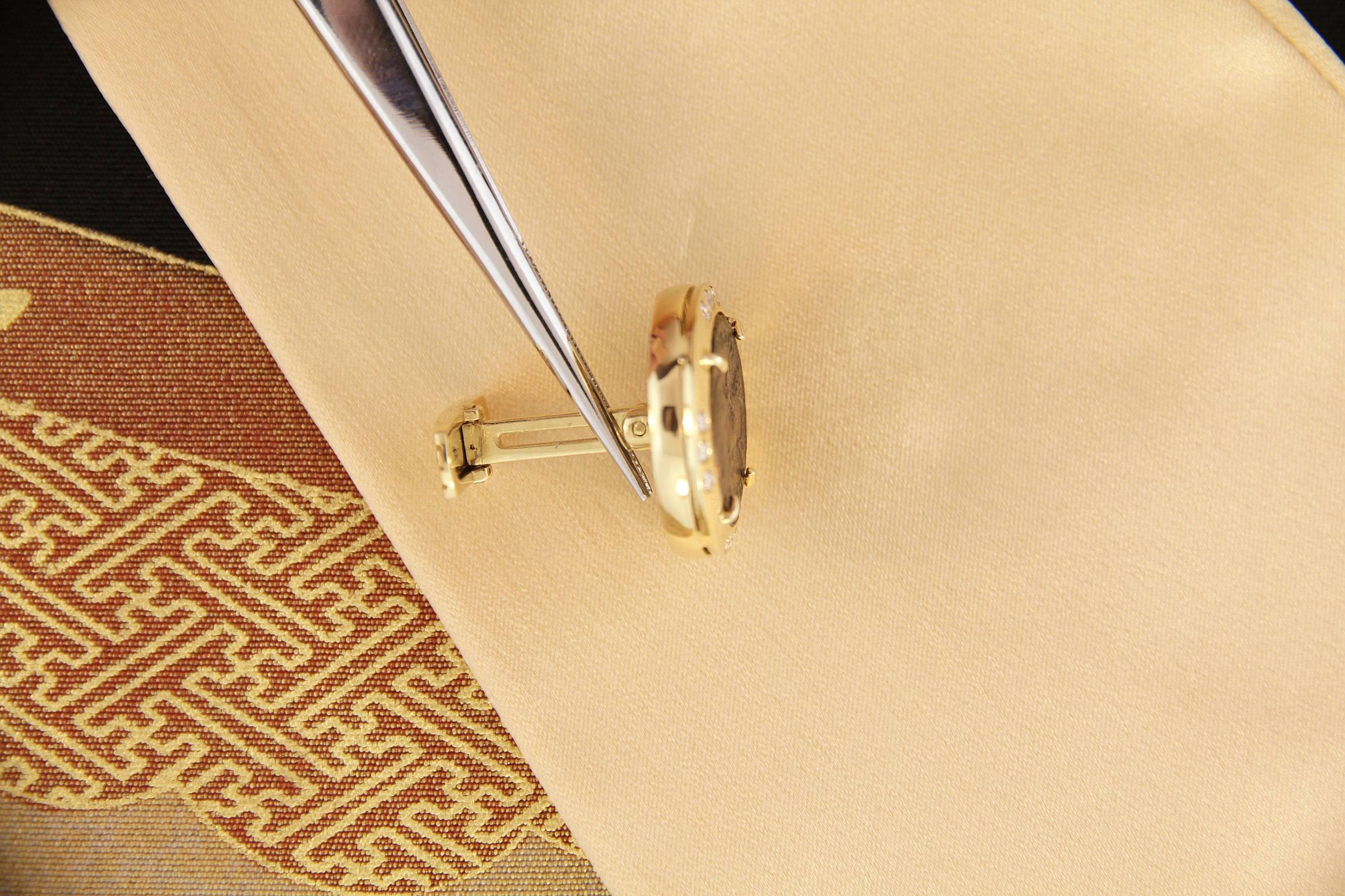Antike Münze- und Diamant-Manschettenknöpfe aus 18k Gelbgold Design von Ella Gafter (Rundschliff) im Angebot