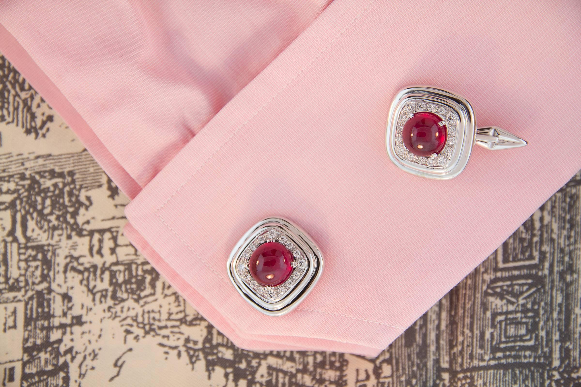The ruby and diamond cufflinks feature 2 large cabochon rubies weighing a total of 15.47 carats. They are surrounded by a crown of round diamonds for a weight of 0.86 carats. The diamonds are of top quality (color, clarity and cut). The jeweled part