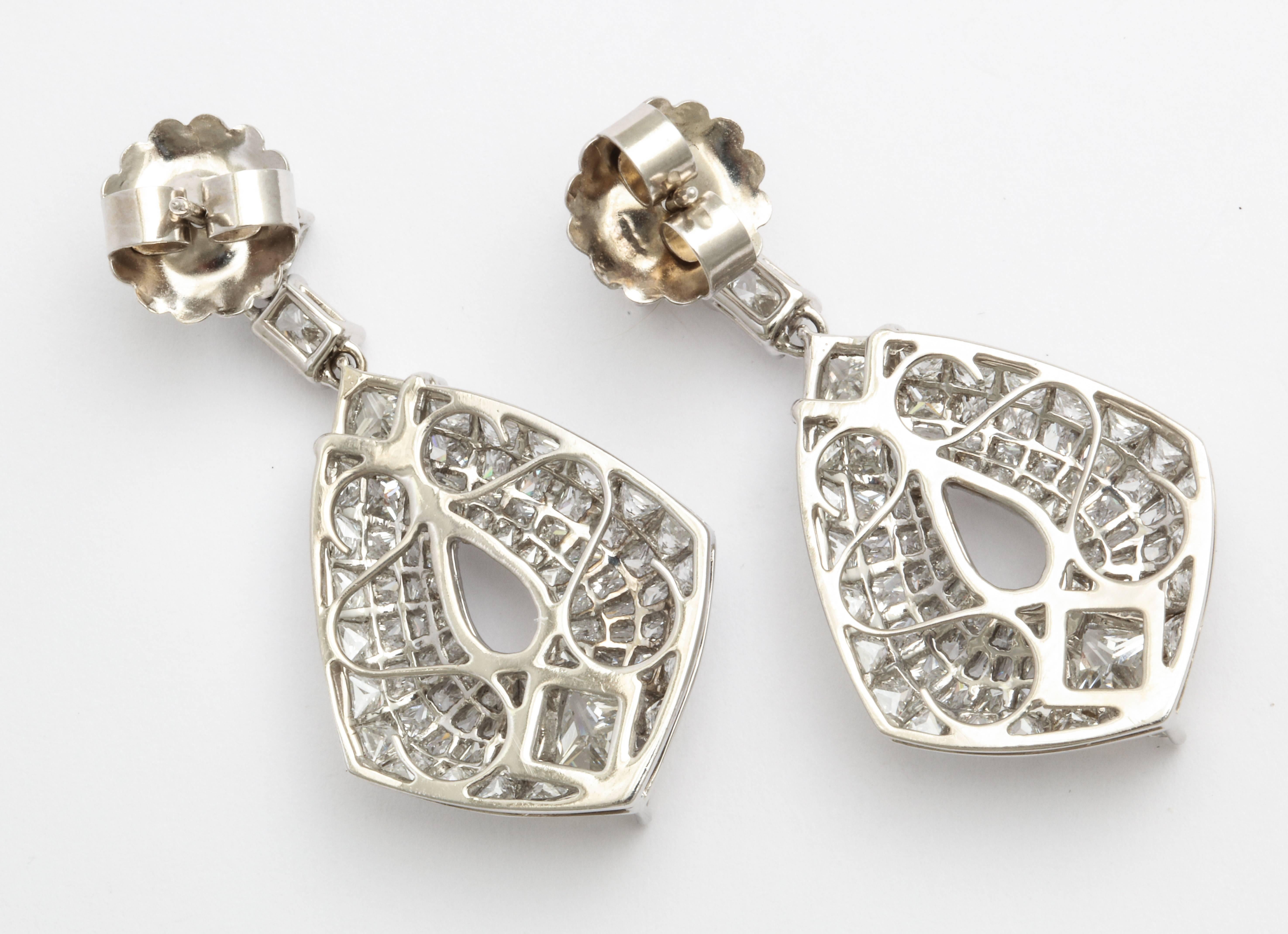 18 Karat White Gold and Diamond Hanging Earrings In New Condition In New York, NY