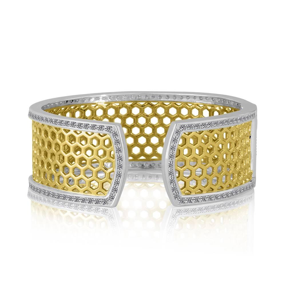 Exclusively from Design By Vatche, Honey Collection
Beautifully hand crafted 14 karat green gold and sterling silver with diamonds all around cuff bracelet. This cuff bracelet opens with a spring claps for a secure and easy wear.
Diamonds: 6.16