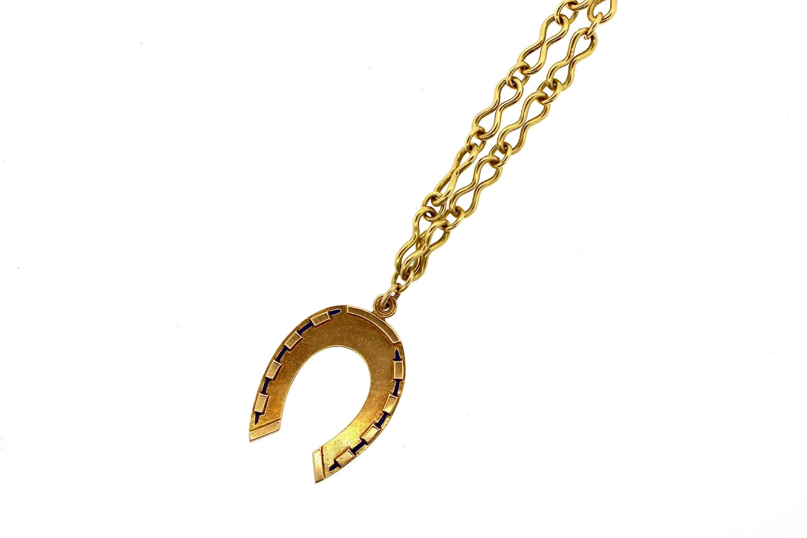 Mid-Century Modern Gold Horseshoe Pendant Necklace In Good Condition In New York, NY