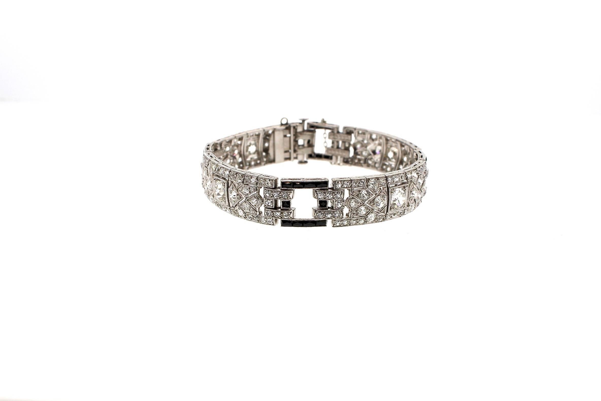 Art Deco Diamond Platinum French Cut Onyx Link Bracelet In Excellent Condition For Sale In New York, NY