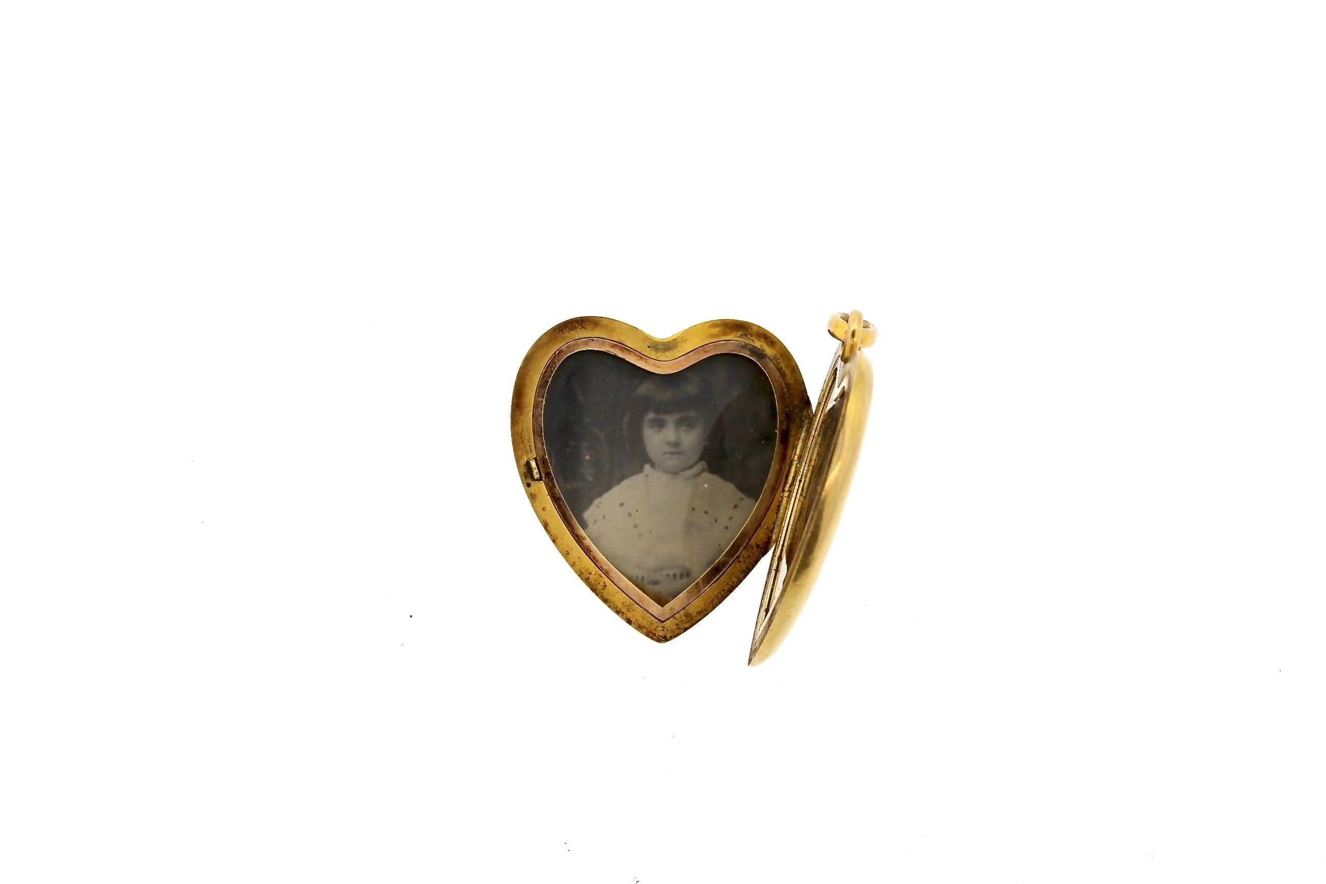 Antique Art Nouveau Gold Heart Locket In Excellent Condition In New York, NY