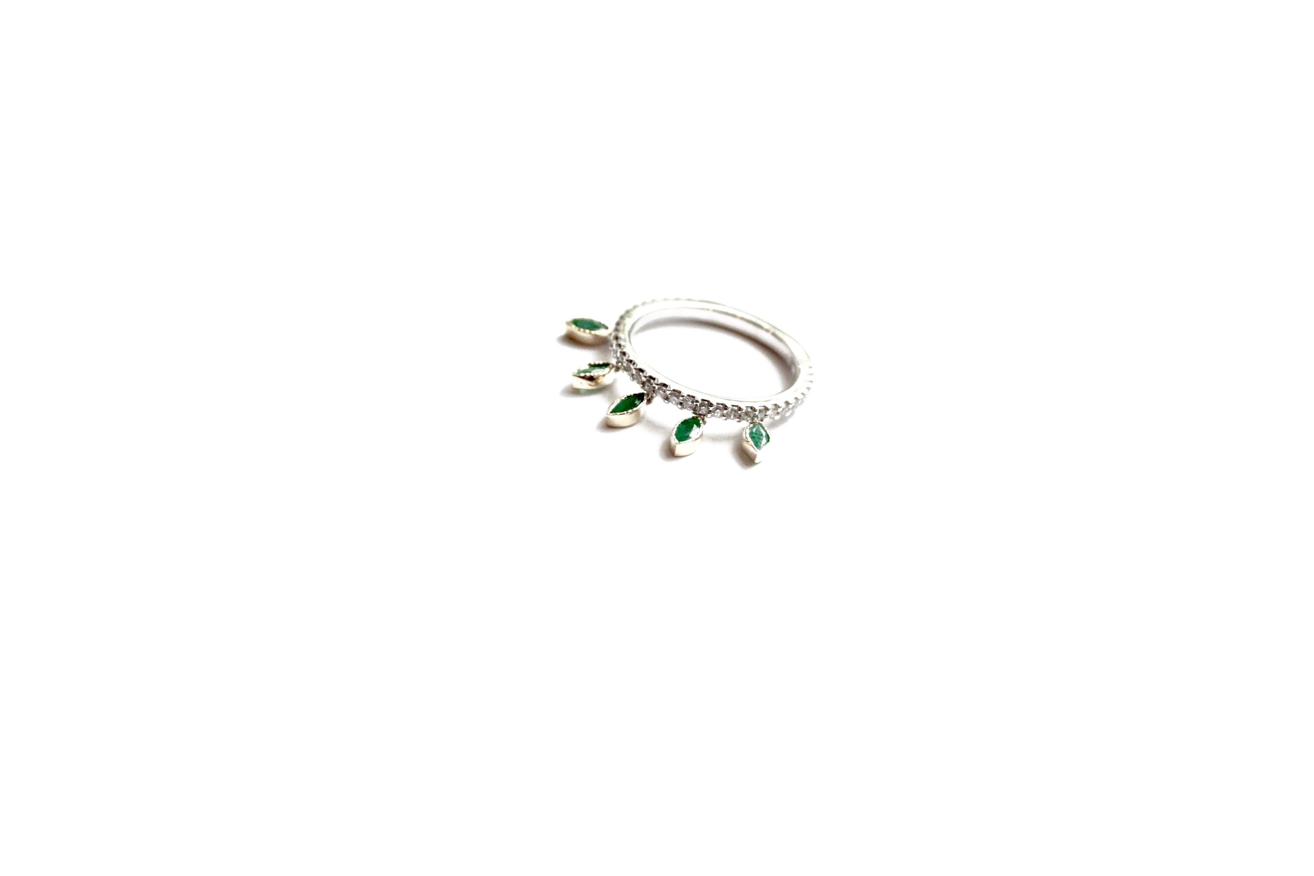 Sharon Khazzam White Diamond and Emerald Shimmee® Ring In New Condition For Sale In Great Neck, NY