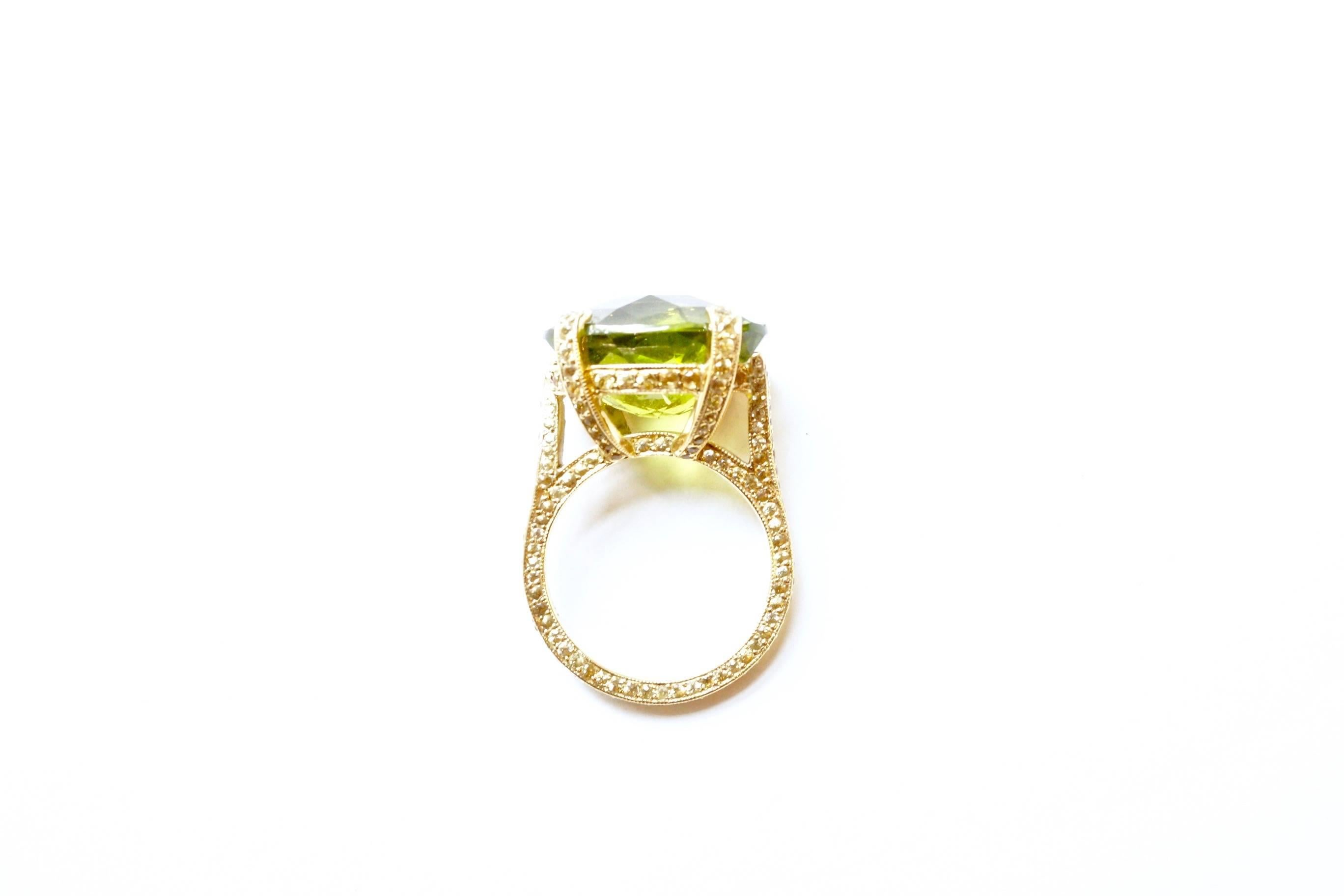 Sharon Khazzam 12.20 Carat Peridot and Yellow Sapphire Ring In New Condition For Sale In Great Neck, NY