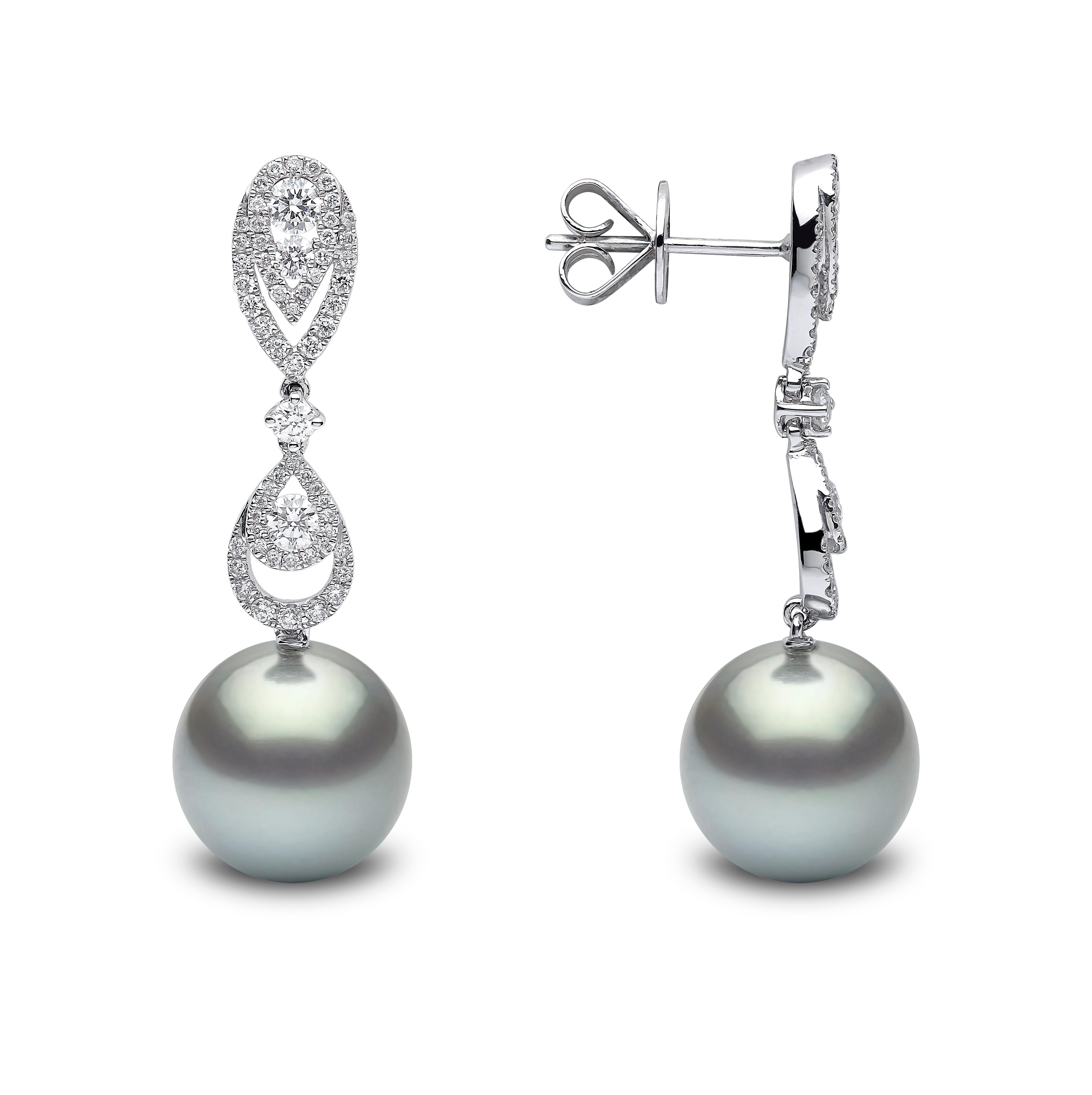 Orecchini con perle di Tahiti e diamanti in oro bianco 18ct - 0,96ct

Realizzati in lussuoso oro bianco 18 carati, questi eleganti orecchini presentano due squisite perle di Tahiti, famose per la loro naturale lucentezza scura e la loro bellezza