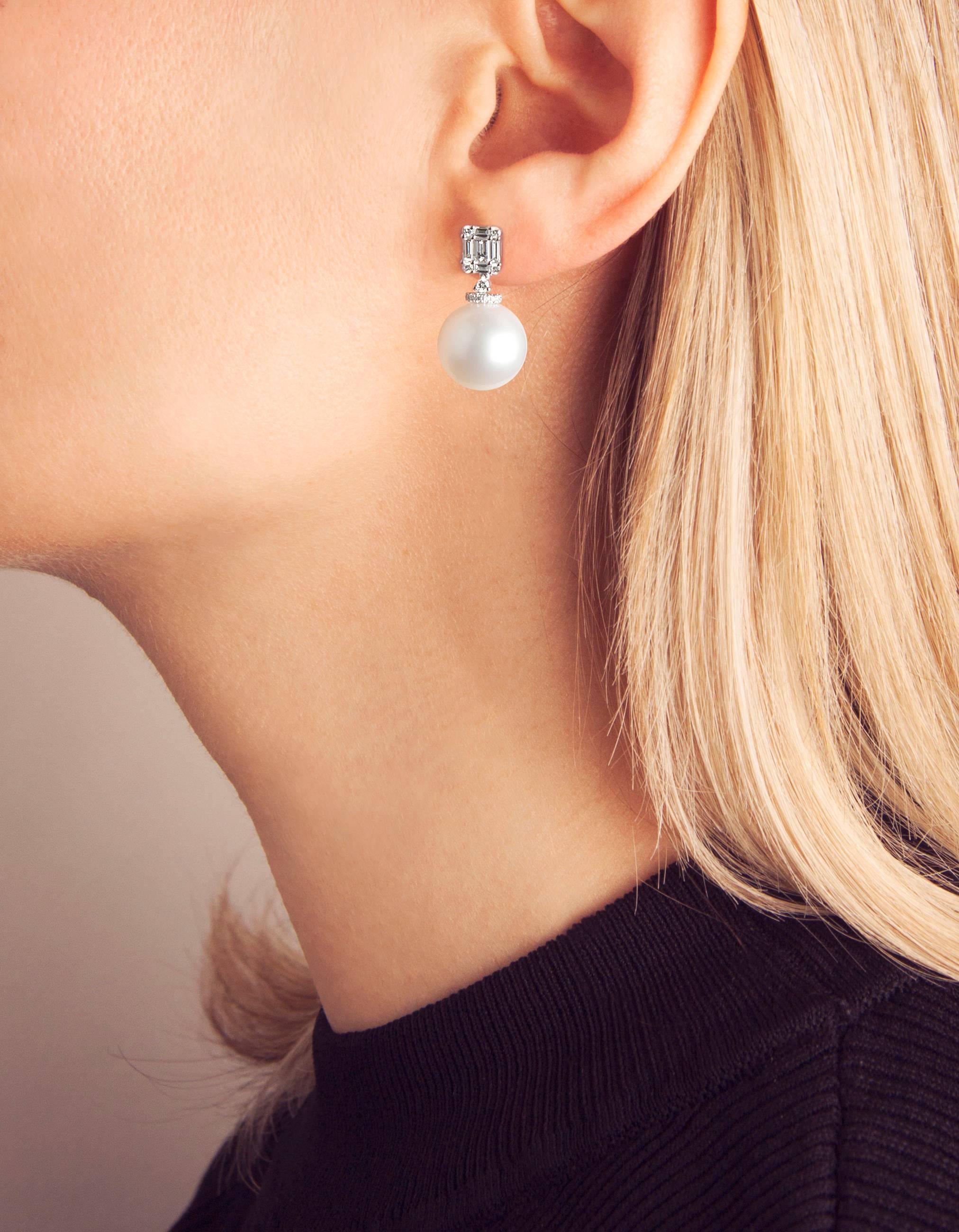 A unique cluster of Baguette Cut Diamonds are suspended above a bold Australian South Sea Pearl in these Yoko London Drop Earrings. 

Style with other South Sea Pearl and Diamond Jewellery for a striking look, dripping with sophistication

-13.5mm