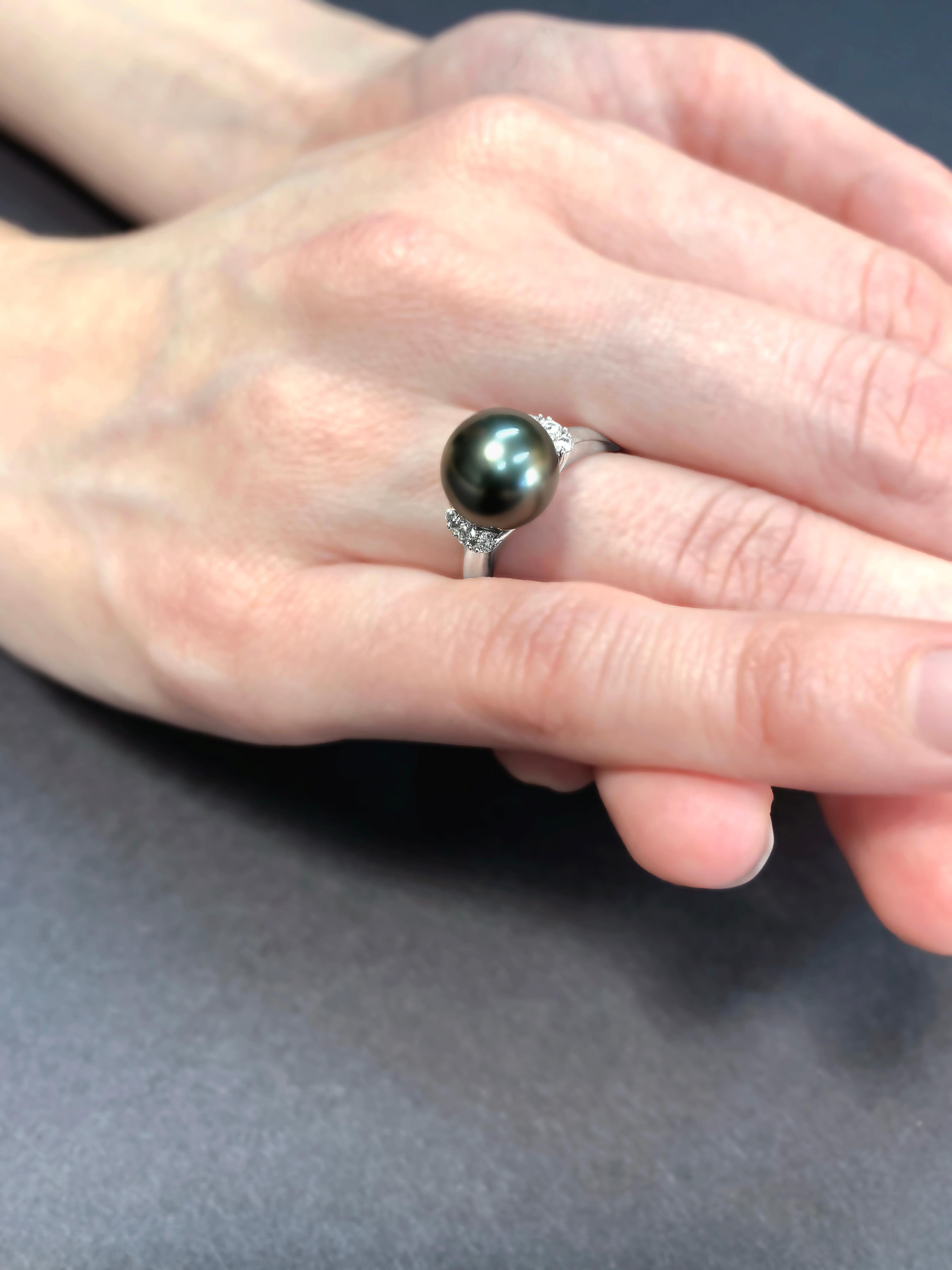 This delicate ring by Yoko London features a lustrous Tahitian pearl at the forefront of its design. Perfectly accentuated by diamonds and a white gold setting, this elegant design will make a spectacular addition to anyone’s jewellery box.