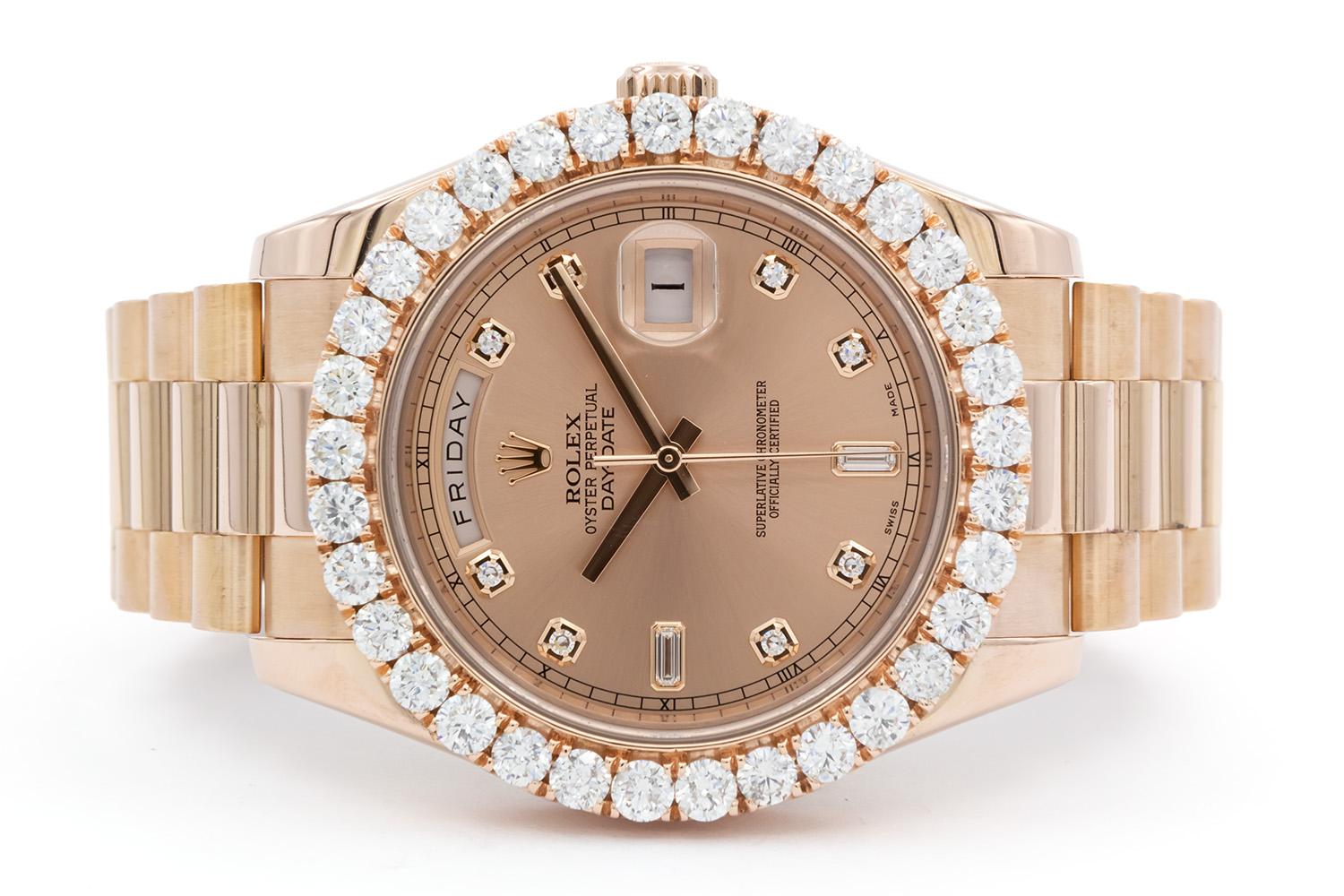 Wir freuen uns, diese 2010+ Rolex Day-Date President 218235 anbieten zu können. Dies ist ein atemberaubendes Beispiel für zeitlosen Luxus und Handwerkskunst. Mit einem 41-mm-Gehäuse aus 18 Karat Roségold, einem Zifferblatt aus Roségold mit 10