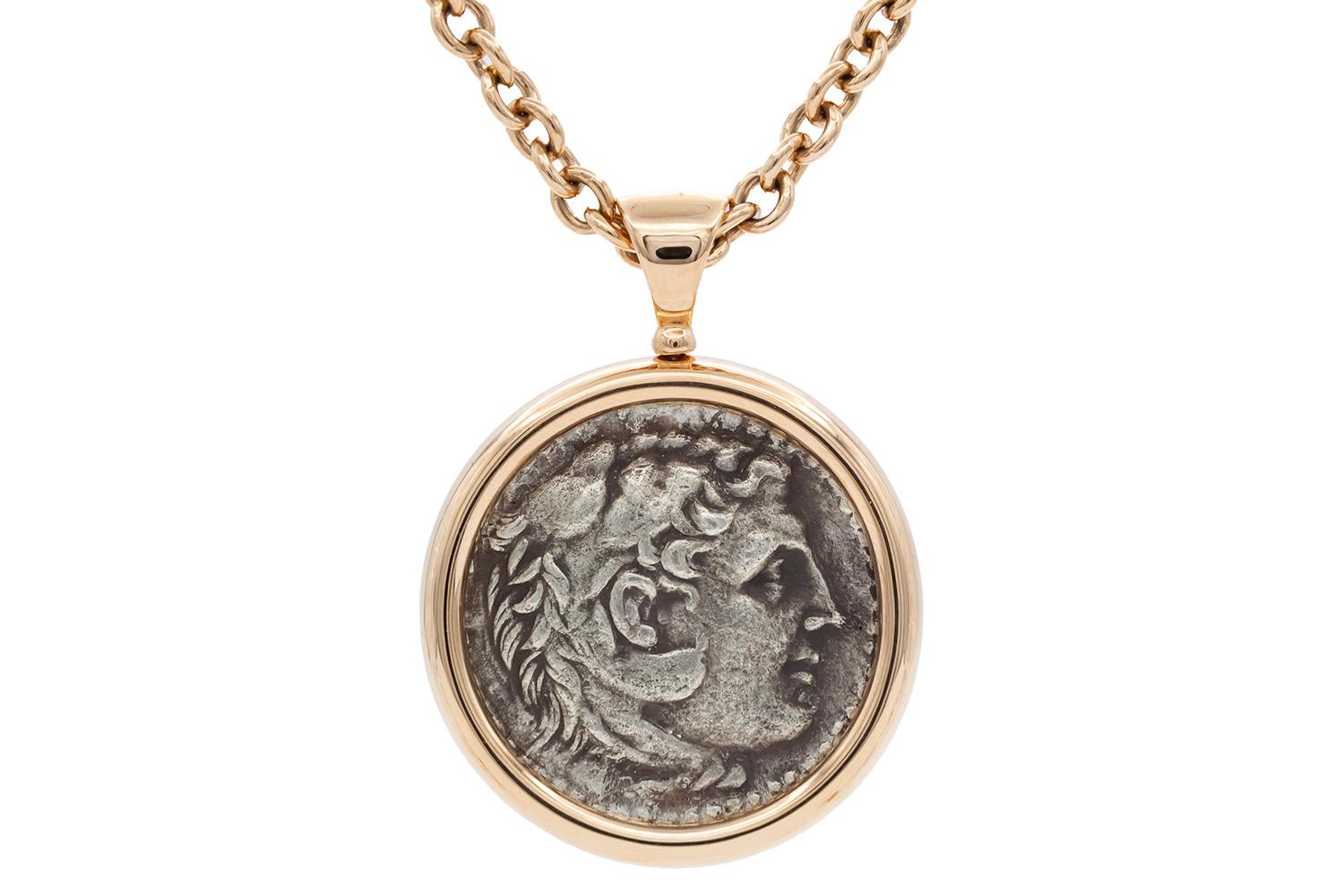 Nous avons le plaisir de vous proposer ce collier de pièces de monnaie anciennes Monet en or rose 18k, pendentif 347707. Célébrez l'histoire et le savoir-faire avec cet exceptionnel collier Monet de Bvlgari, numéro de référence 347707. Pièce