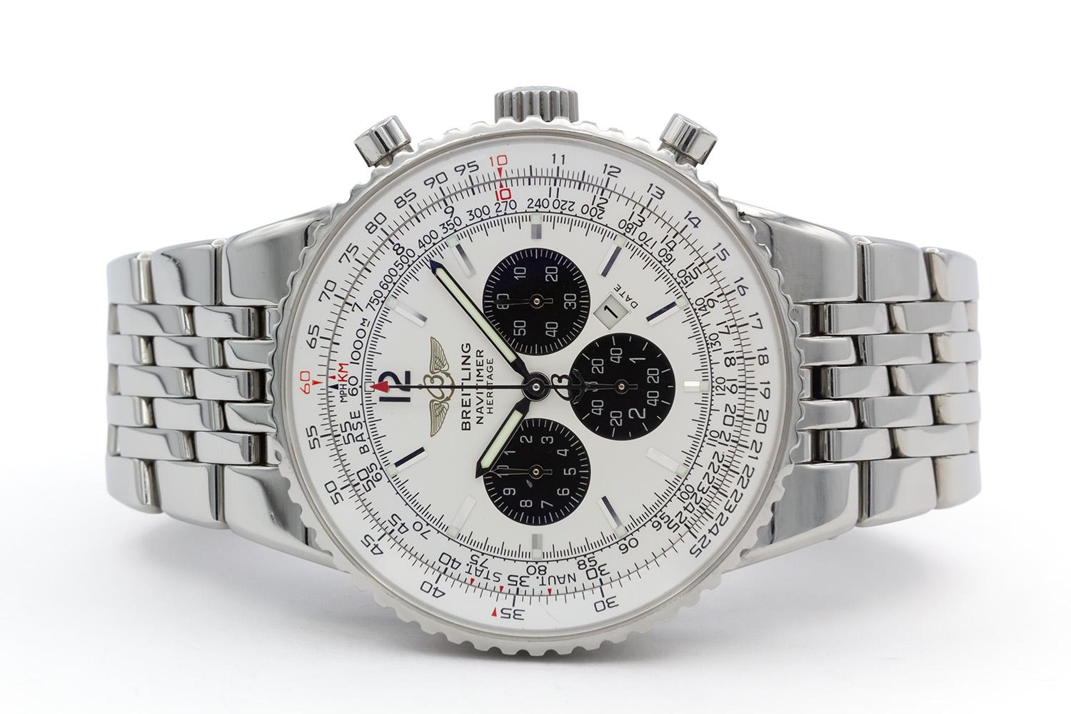 Wir freuen uns, diese 2004 Breitling Navitimer Heritage A35340 anbieten zu können. Mit ihrem klaren weißen Zifferblatt, das von schwarzen Hilfszifferblättern kontrastiert wird, bietet diese Reverse-Panda-Konfiguration hervorragende Ablesbarkeit und
