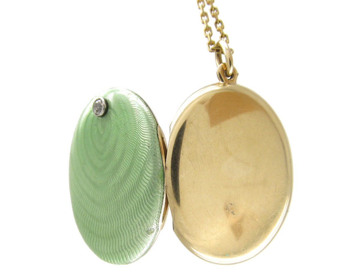 Russian Green Enamel Gold Locket Pendant on Chain In Excellent Condition For Sale In London, GB