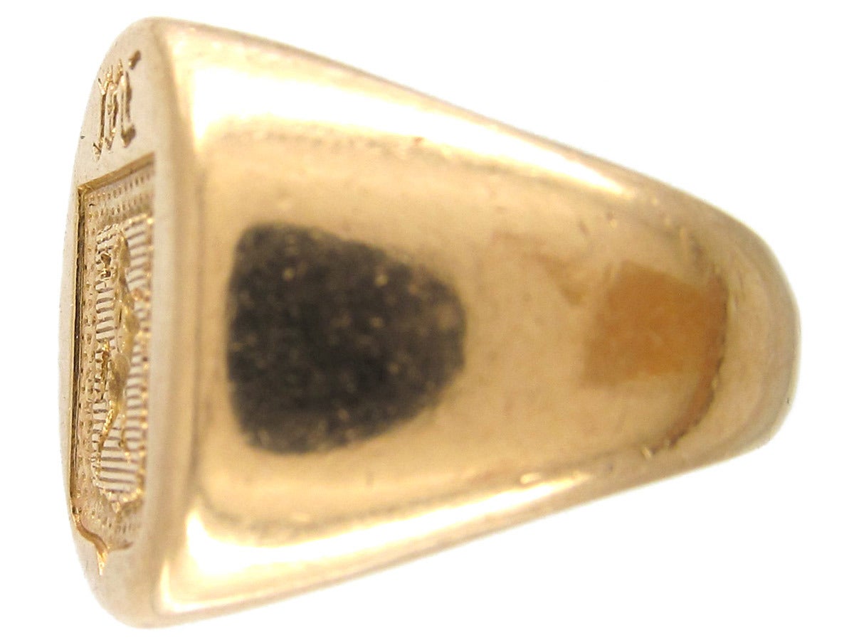 A good quality and heavy 18ct gold signet ring which has a shield and a rearing horse intaglio with a monogram above.