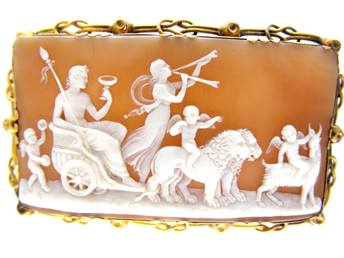 Georgian Cameo Gold Brooch of Classical Scene circa 1820 In Excellent Condition For Sale In London, GB