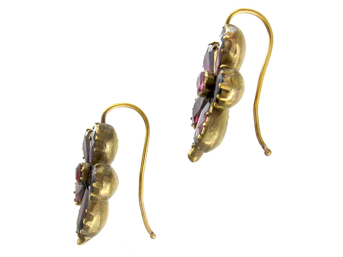 Georgian Flat Cut Almandine Garnet Gold Pansy Earrings In Excellent Condition For Sale In London, GB