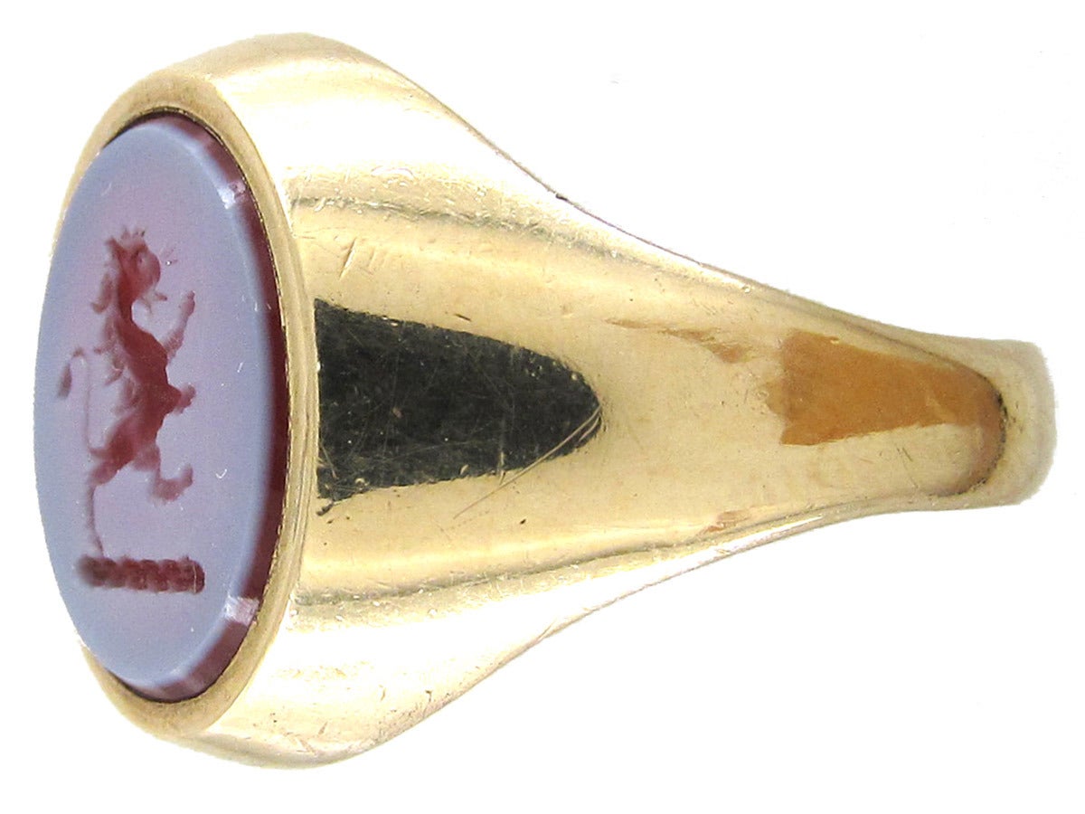 A very smart 9ct gold signet ring with a rampant lion carved into the banded carnelian (agate).