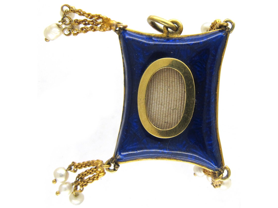 Victorian Enamel Gold Bible on a Cushion Pendant In Excellent Condition In London, GB