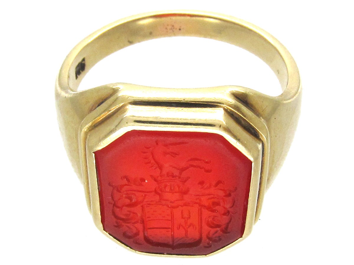 Carved Carnelian Gold Intaglio Crest Signet Ring In Excellent Condition For Sale In London, GB