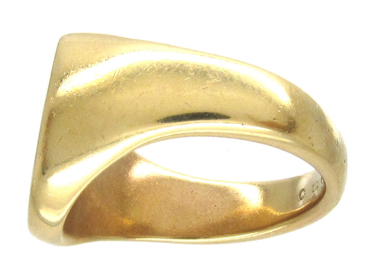 A good quality 18ct gold signet ring with a well engraved intaglio of an eagle.