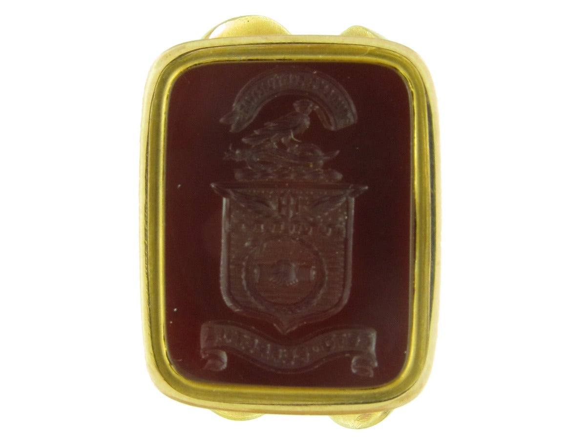 A wonderful and unusual marked 15ct gold seal. It has a detailed carved intaglio crest with the words 