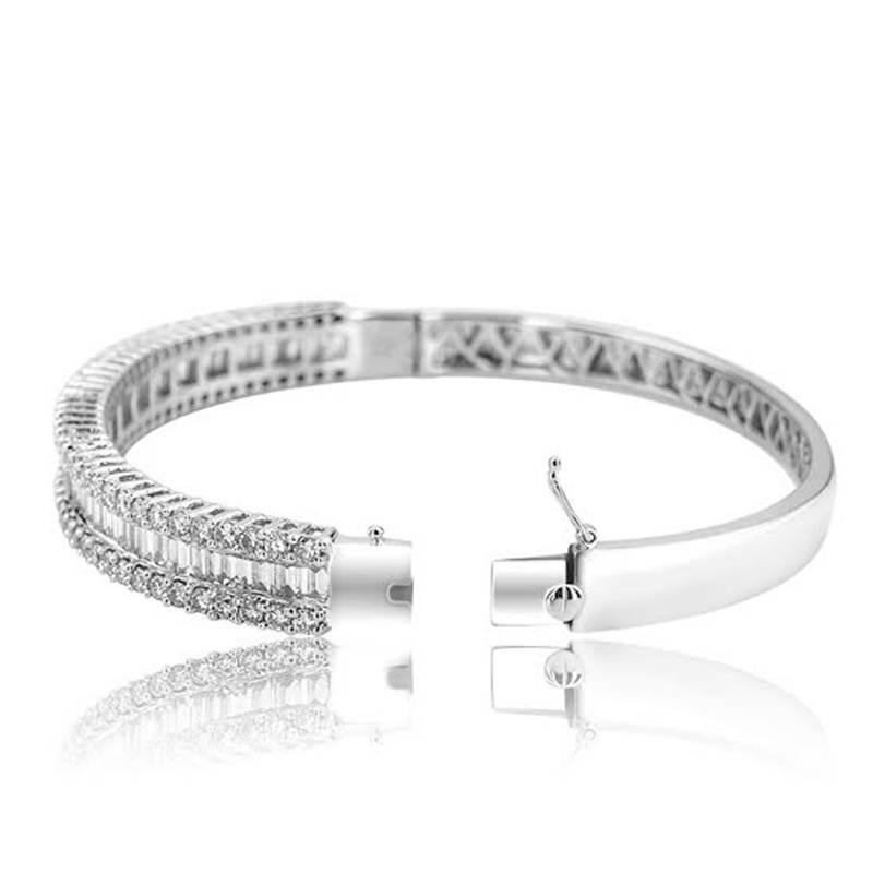 WHITE GOLD DIAMOND BANGLE

Set in 18K white gold


Set with 84 round brilliant natural cut diamonds and 41 baguette cut natural diamonds


Total diamond weight: 5.18 ct


Color: F-G


Clarity: VS2-SI1


Total necklace weight: 21.17 grams