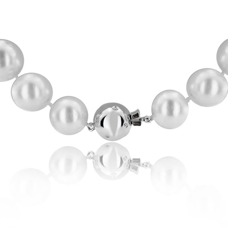 SOUTH SEA PEARL NECKLACE WITH DIAMONDS

18K White gold


Diamonds are situated on the clasp of the necklace, totalling 0.18 ct


Pearl size ; 12-14 mm


Total necklace weight: 106.10 grams