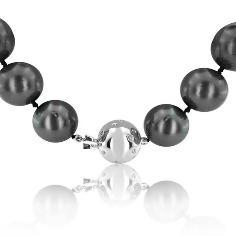 TAHITIAN SOUTH SEA PEARL NECKLACE WITH DIAMONDS

18K White gold


Diamonds are situated on the clasp of the necklace, totalling 0.30 ct


Pearl size ; 14-15 mm


Total necklace weight: 28.53 grams