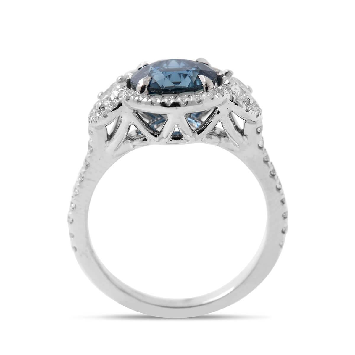 White Gold Oval Blue Sapphire Ring with White Diamonds, 3.88 Carat In New Condition In Knightsbridge, GB