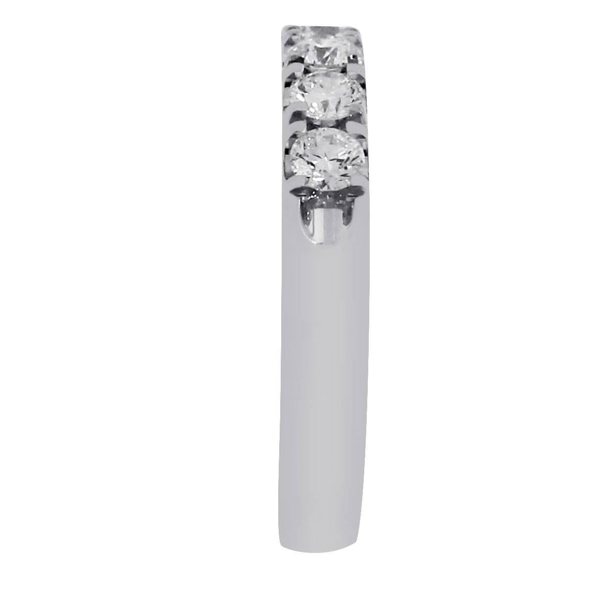 Material: 14k white gold
Diamond Details: Approximately 0.60ctw of round brilliant diamonds. Diamonds are H/J in color and SI1 in clarity
Ring Size: 6
Ring Measurements: 0.90″ x 0.10″ x 0.90″
Total Weight: 4.5g (2.8dwt)
SKU: G7010