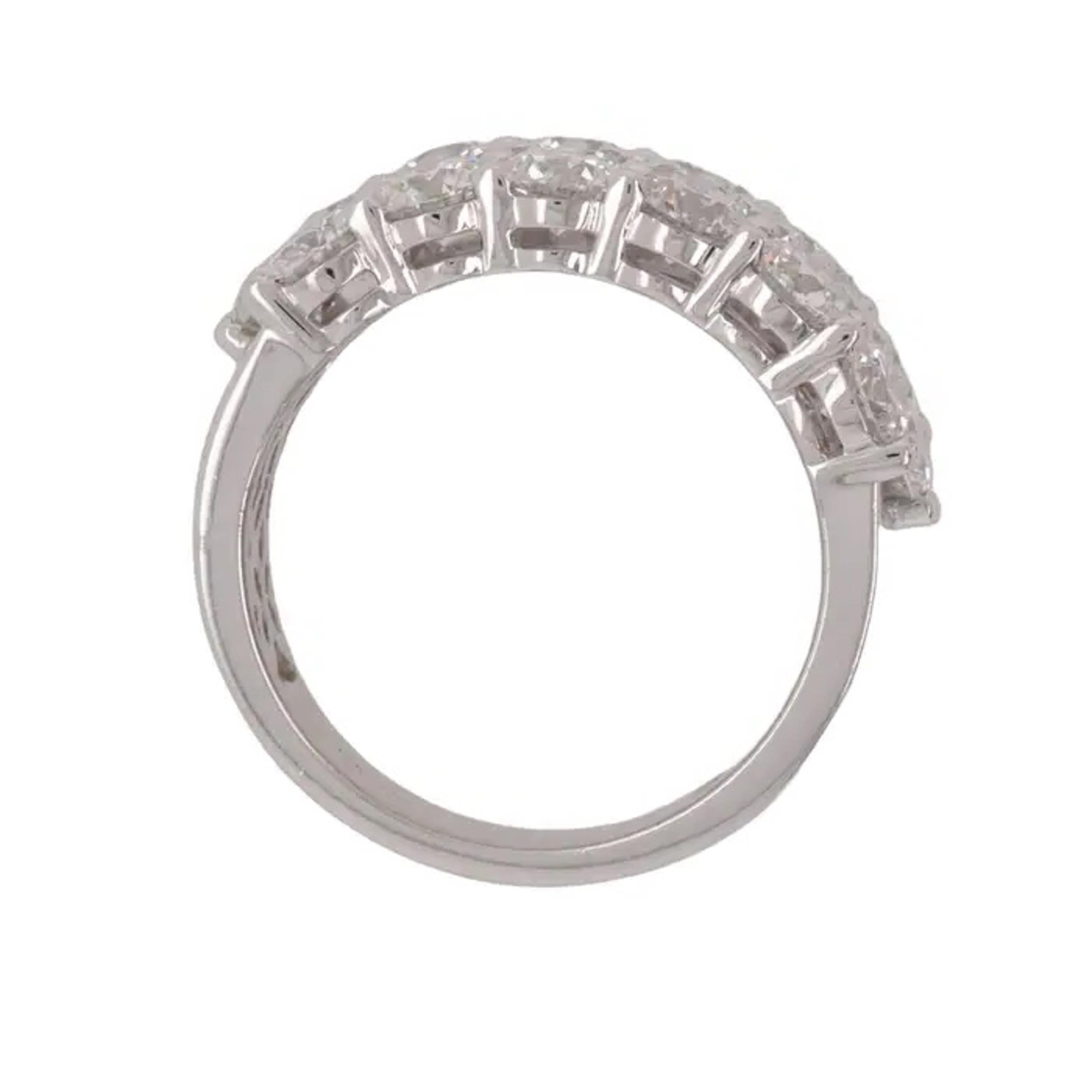 Bague en or blanc avec diamants ronds brillants naturels en vente 1