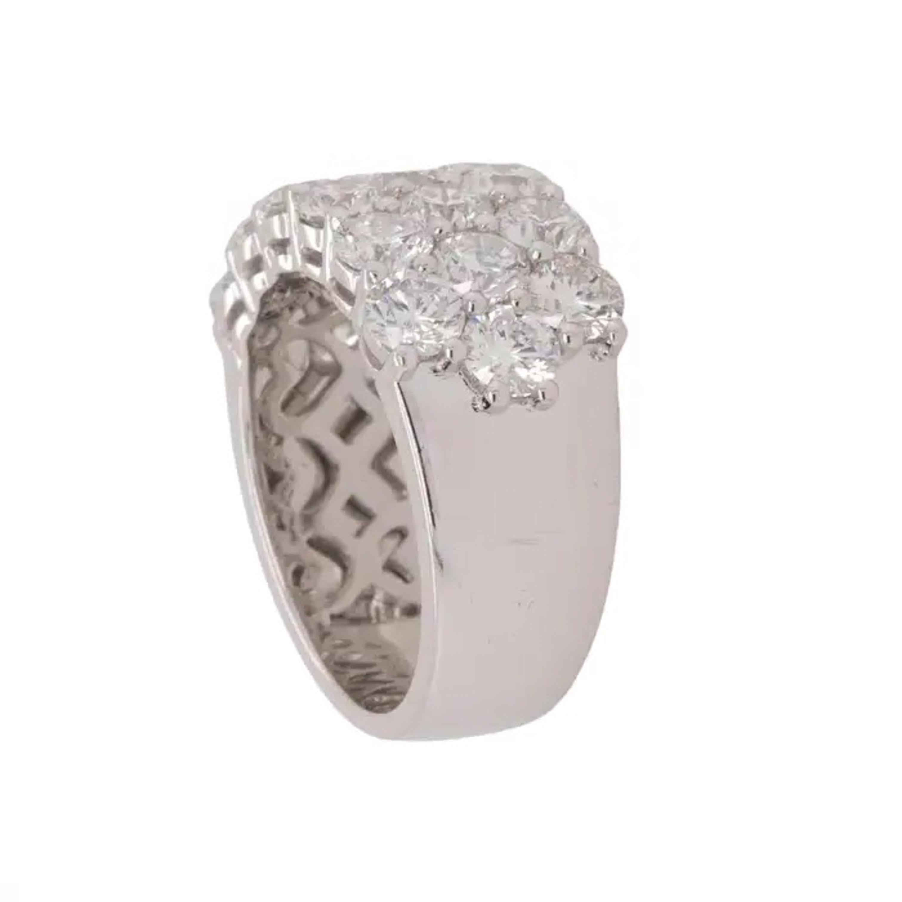 Bague en or blanc avec diamants ronds brillants naturels en vente 3