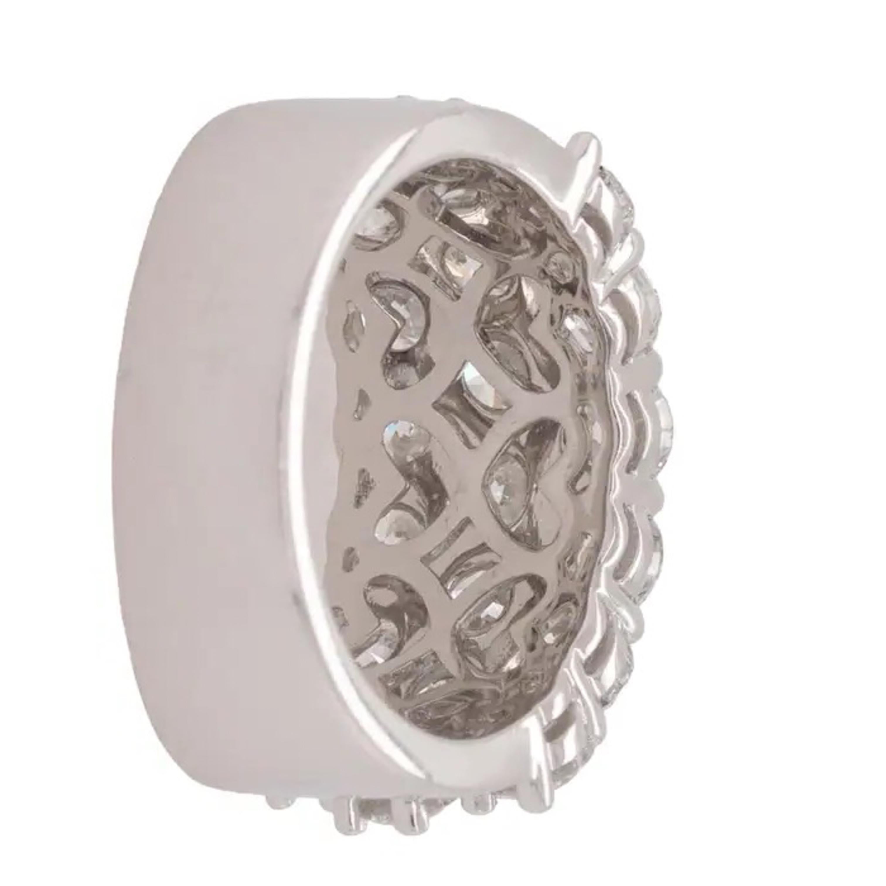 Bague en or blanc avec diamants ronds brillants naturels en vente 5