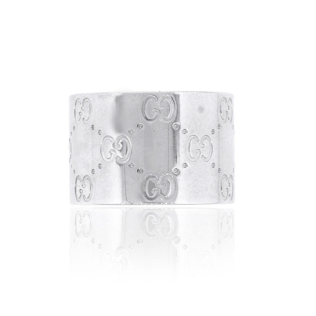Eleva il tuo stile con questo squisito anello Gucci Mono in oro bianco 18 carati, un pezzo straordinario che incarna la perfetta fusione tra lusso e design contemporaneo. Con una fascia larga e sostanziosa del peso di 16,2 grammi (10,4 dwt), questo