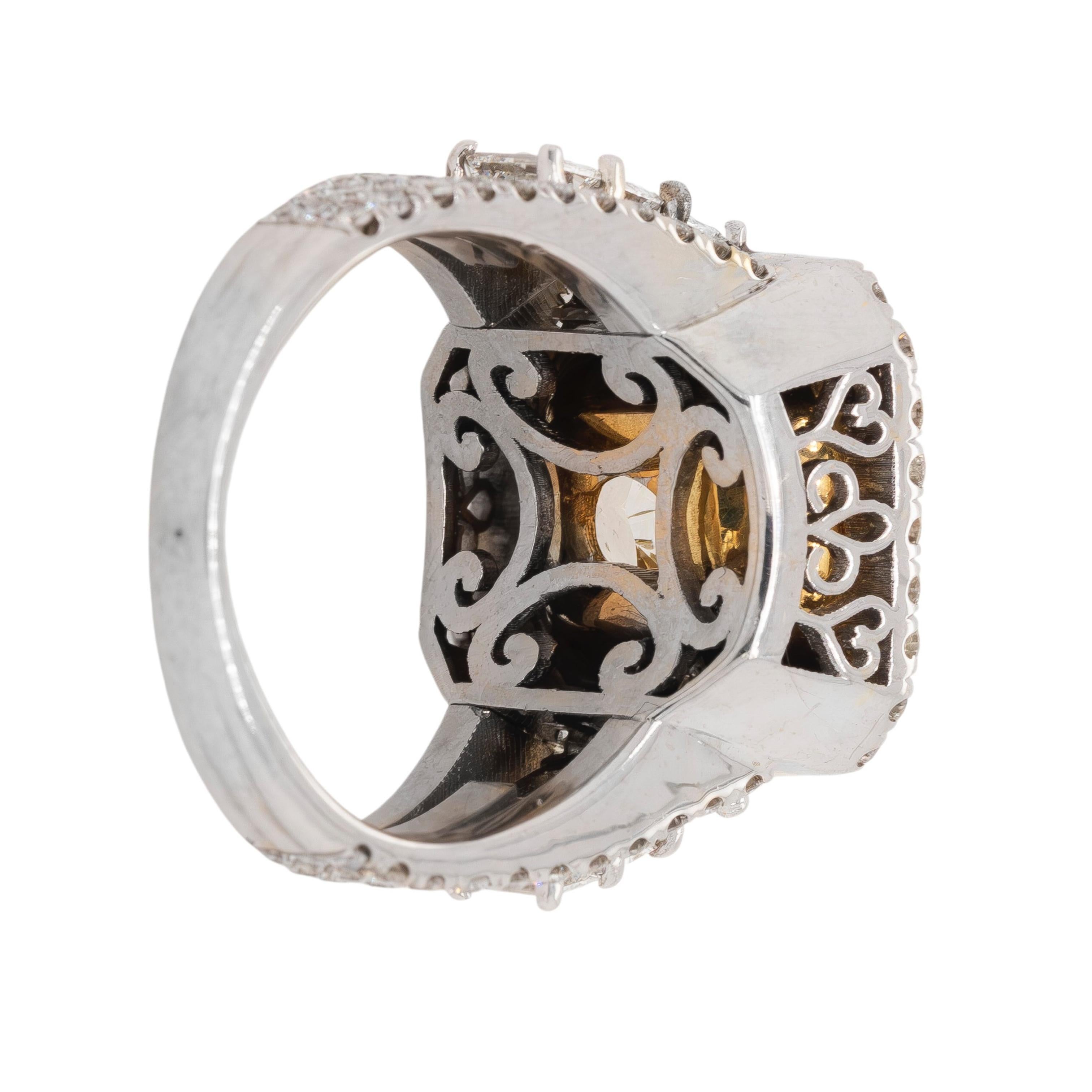 Anello con diamante giallo fantasia in oro bianco 18 carati in vendita 4
