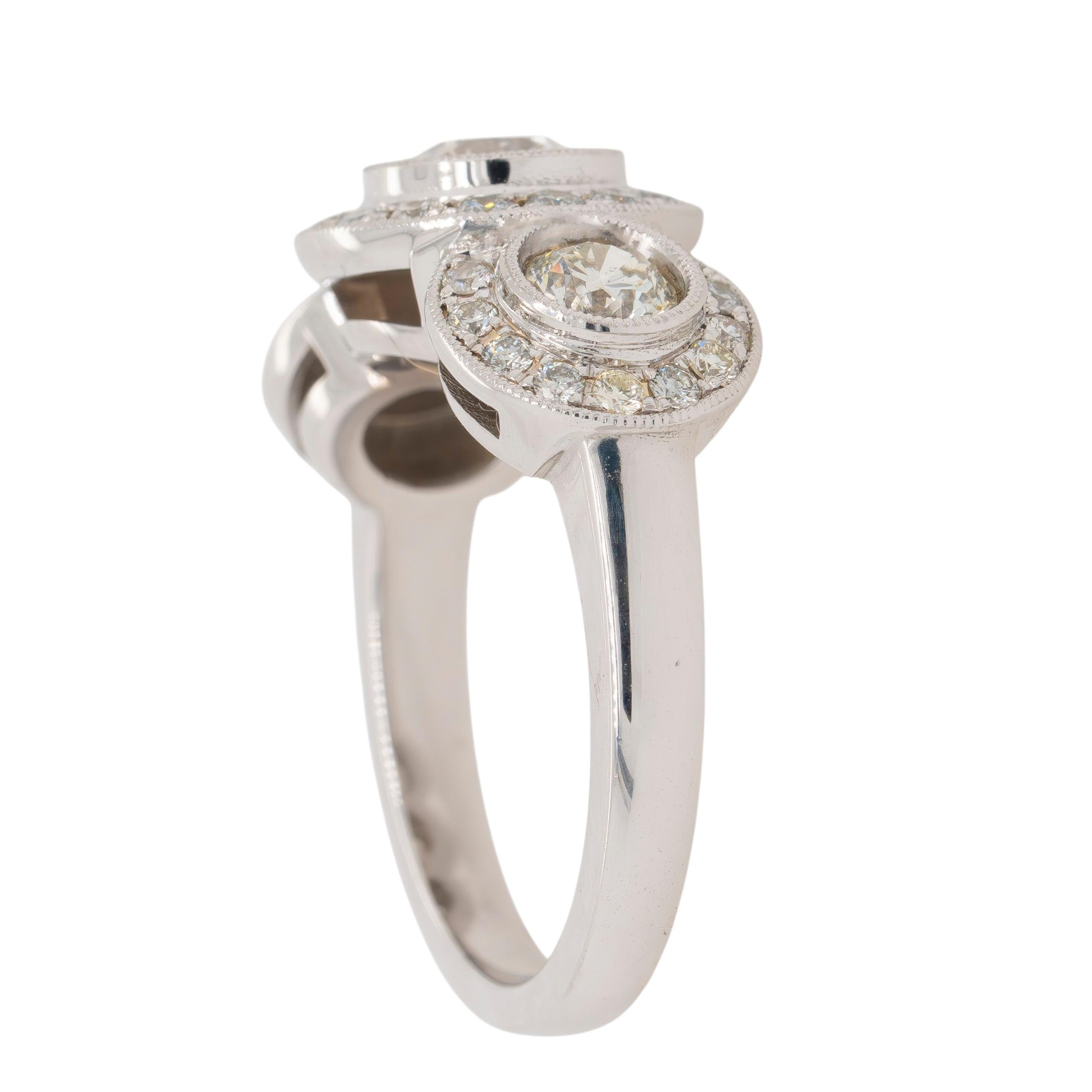 Bague en or blanc 18K avec halo de diamants à trois pierres en vente 4