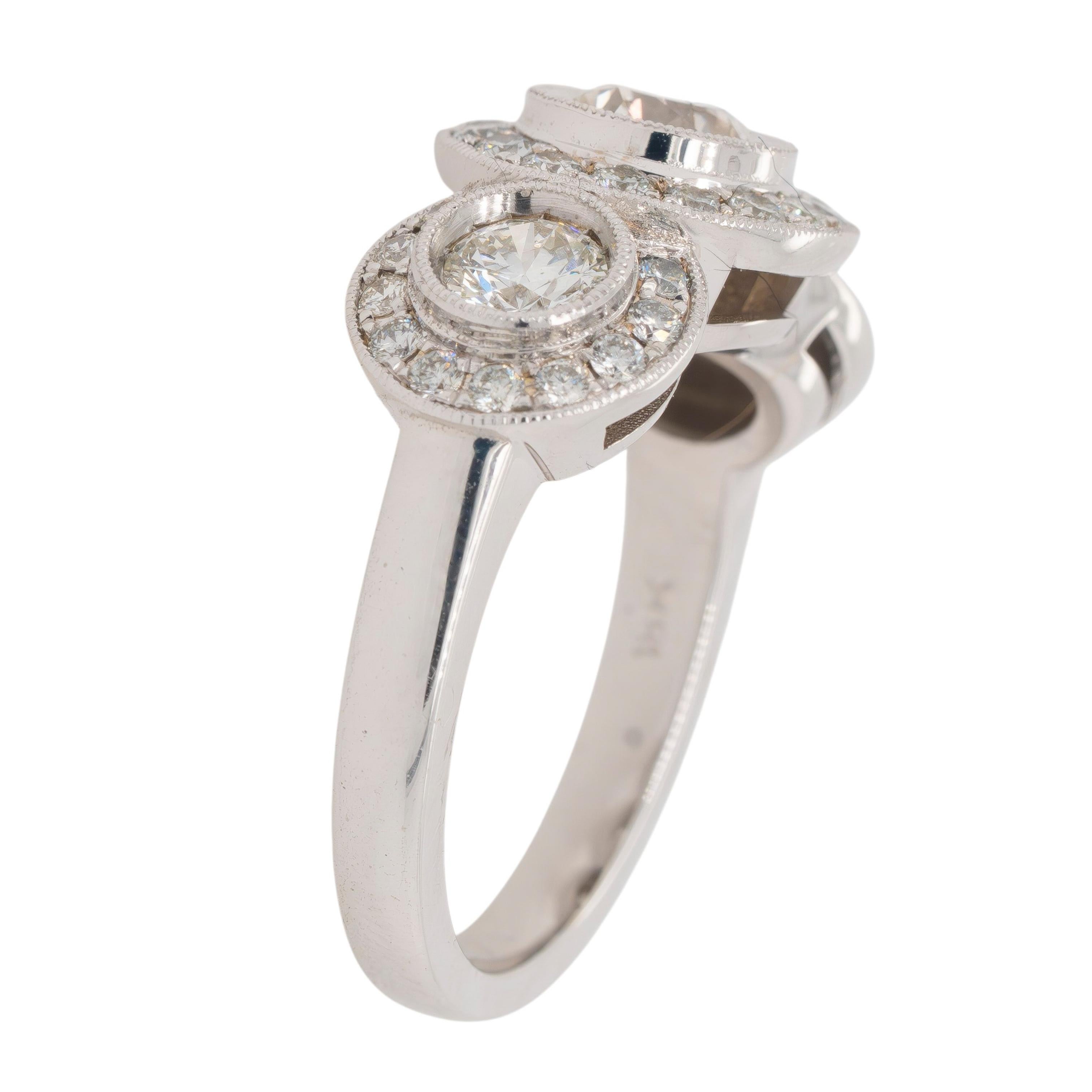 Bague en or blanc 18K avec halo de diamants à trois pierres en vente 3