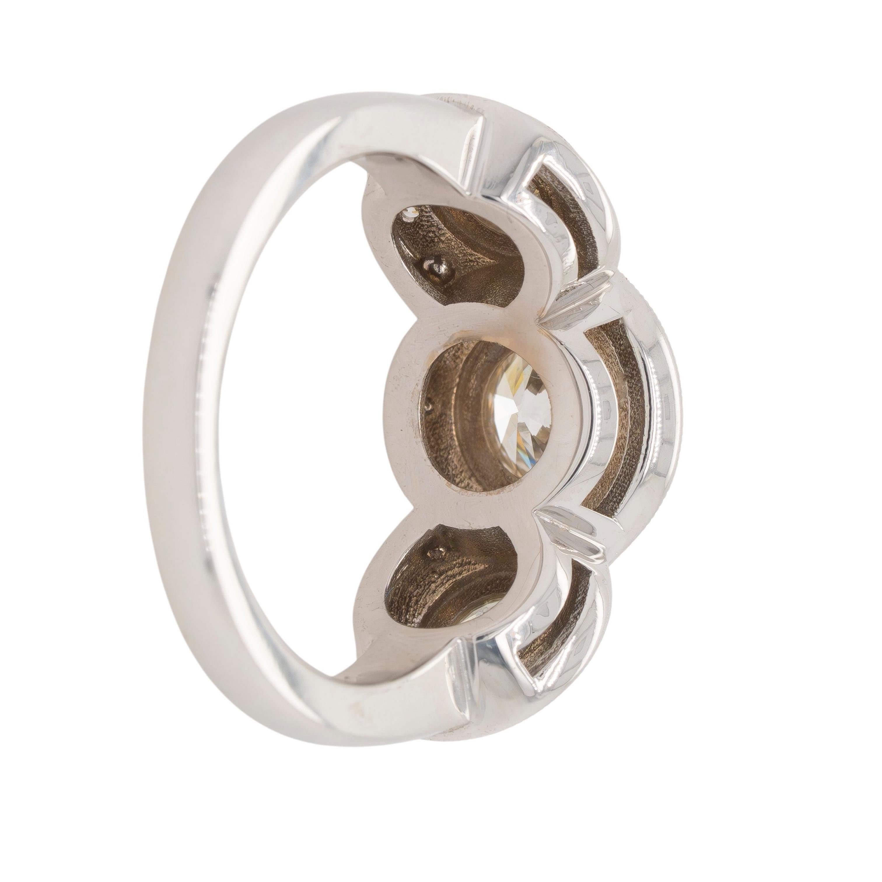 Bague en or blanc 18K avec halo de diamants à trois pierres en vente 5